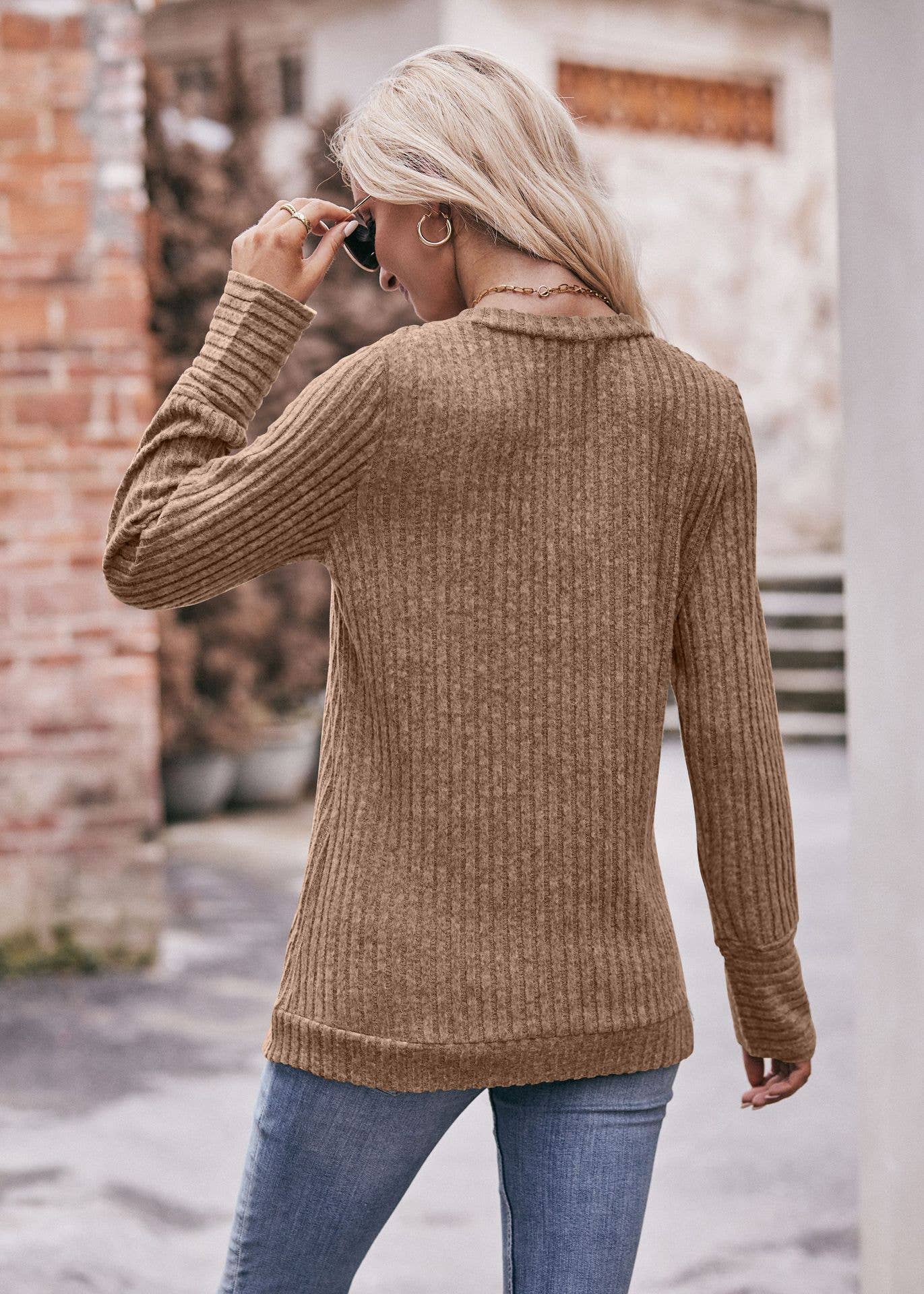 Sharpened pit stripe V-neck fashion T-shirt