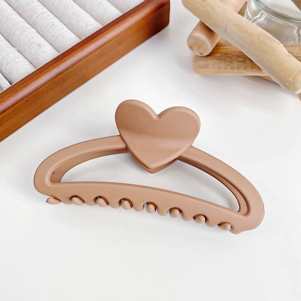 Versatile fashionable hollowed-out grab clip