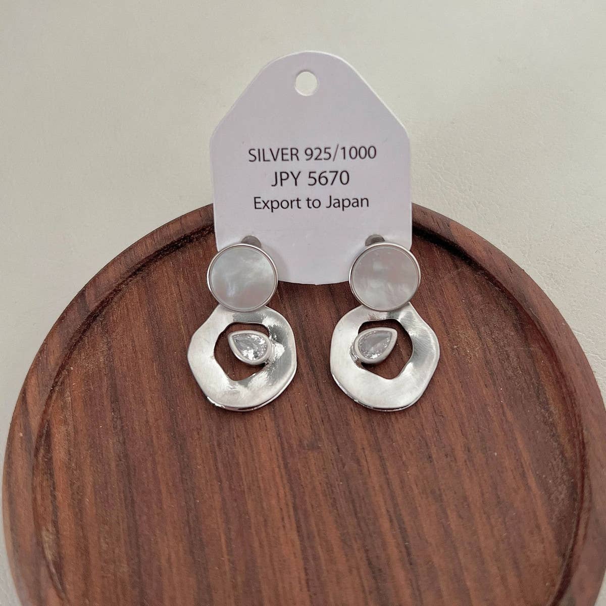 ADVANCED SHELL ROUND PENDANT EARRINGS_CWAJE1354