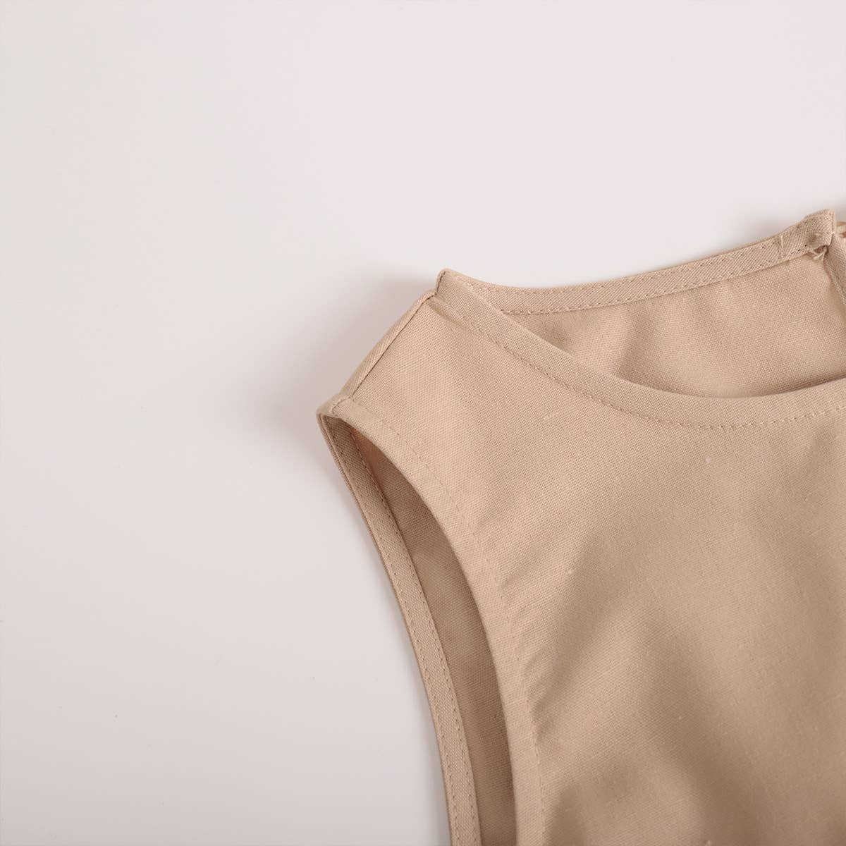 Waistcoat and trousers set that exposes the waist