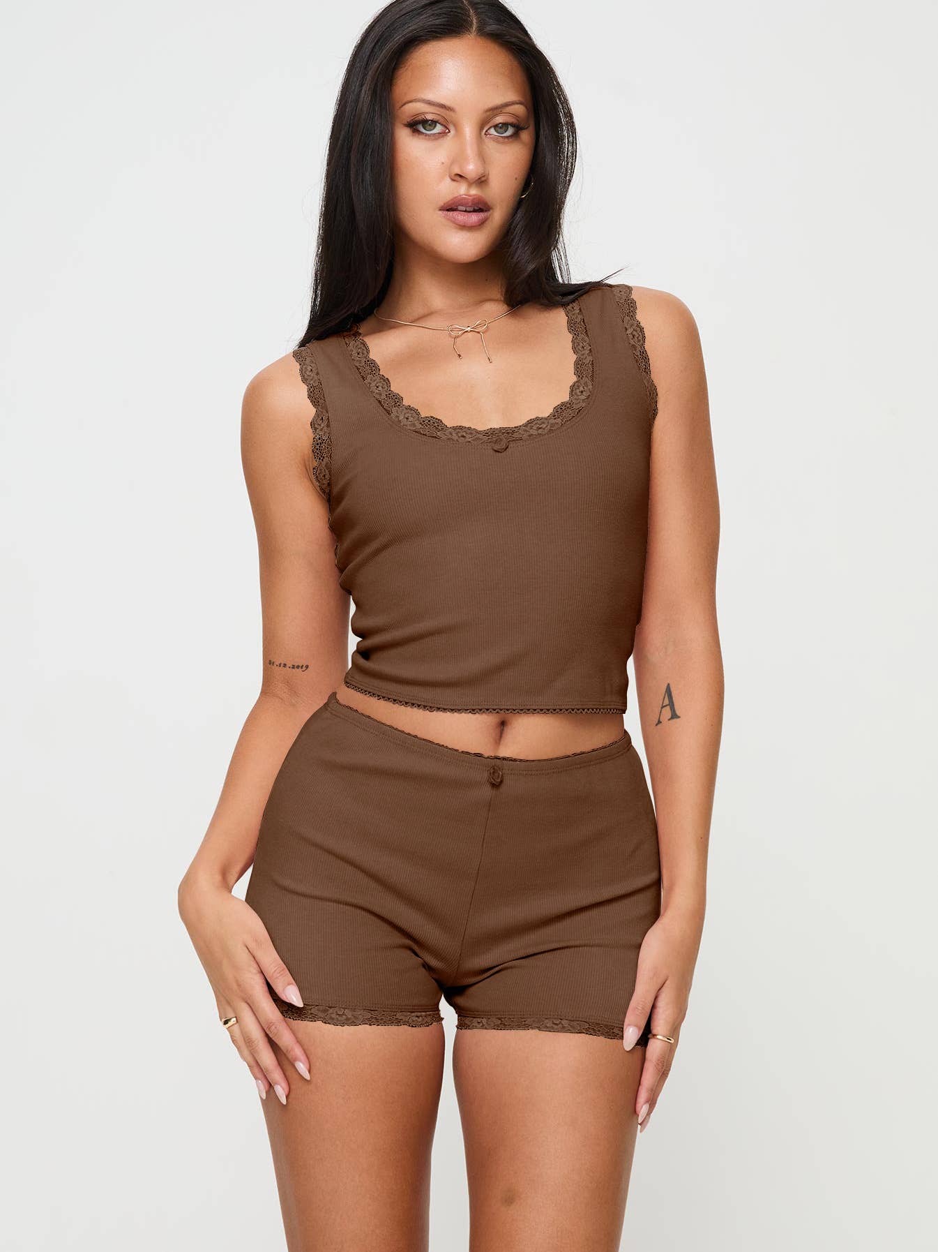 Strappy high-waisted shorts with lace edges suit