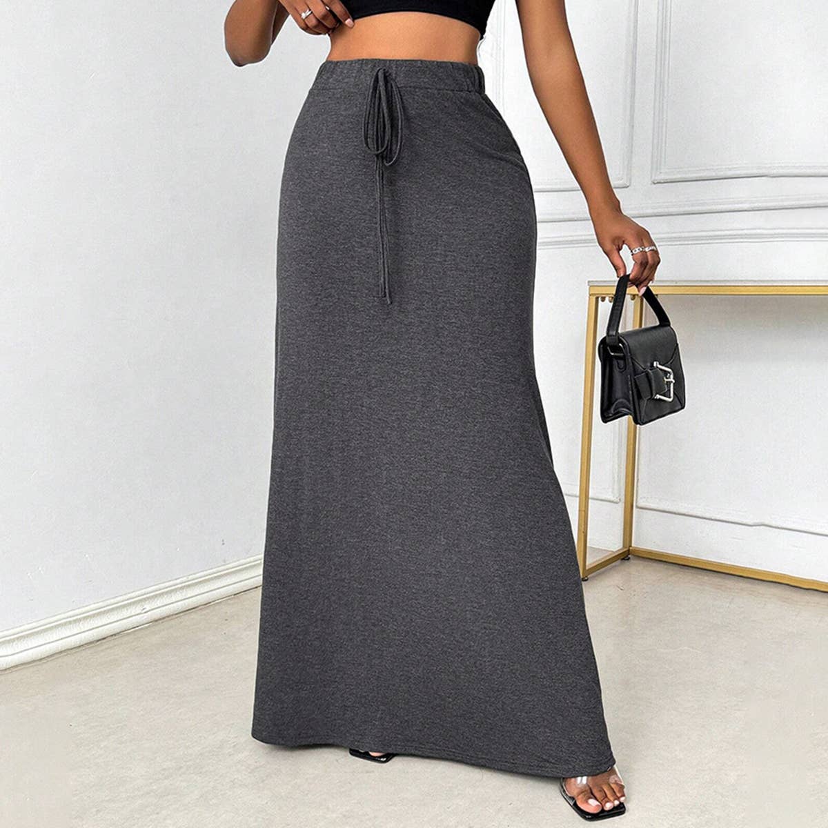 HIGH-WAISTED DRAPING STYLE WITH A SIMPLE SKIRT