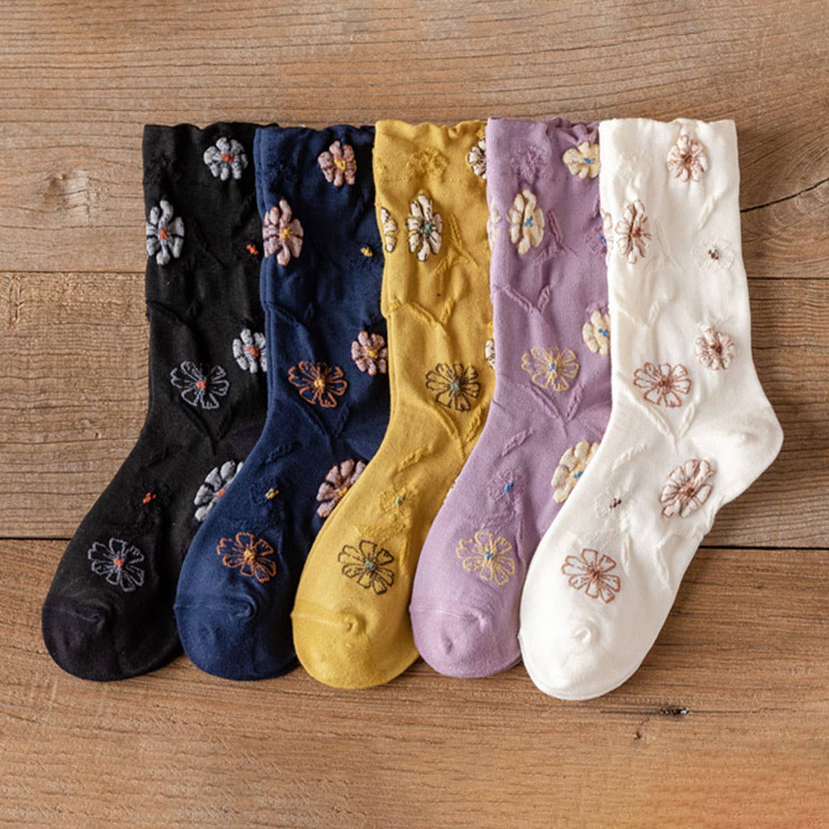 THREE-DIMENSIONAL RELIEF FLOWER MID-TUBE SOCKS