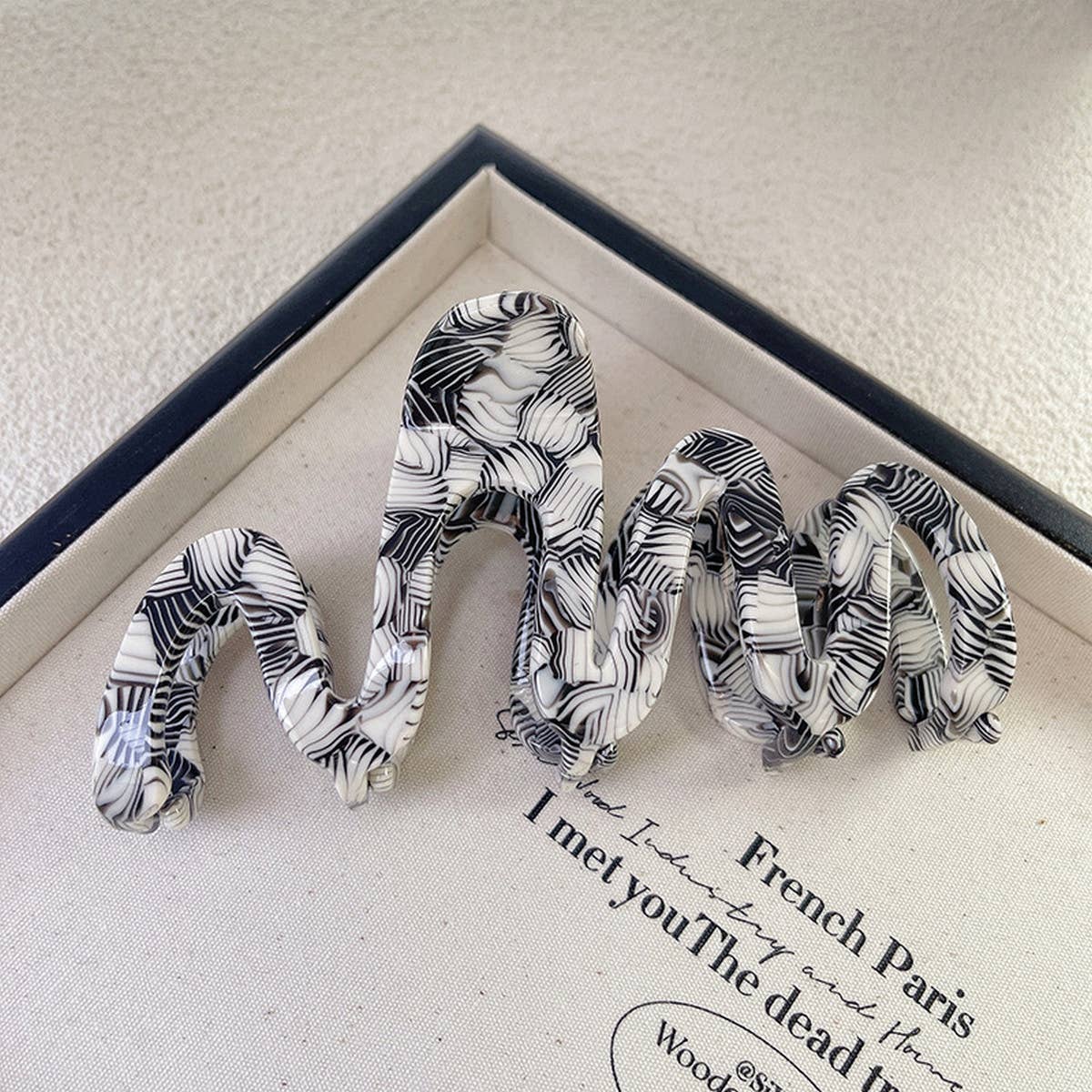 Wavy Hair Claw - Luxe Large Volume Shark Clip_CWAHA1337