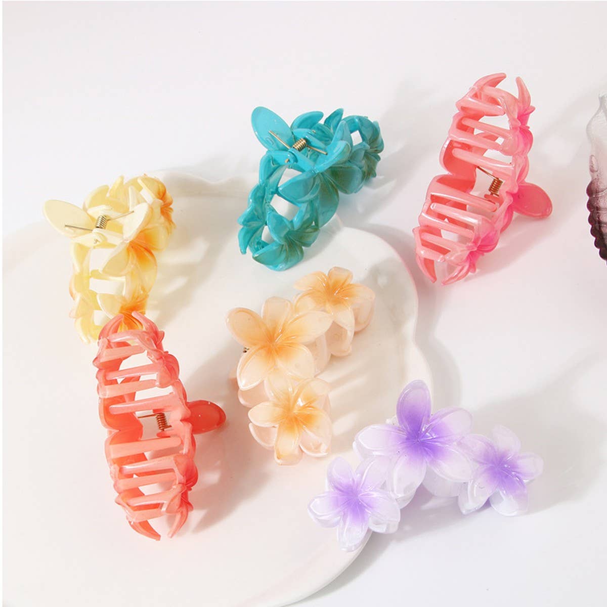 WOMEN 3 FRANGIPANI LARGE HAIRPIN SHARK HAIRPIN_CWAHA0951