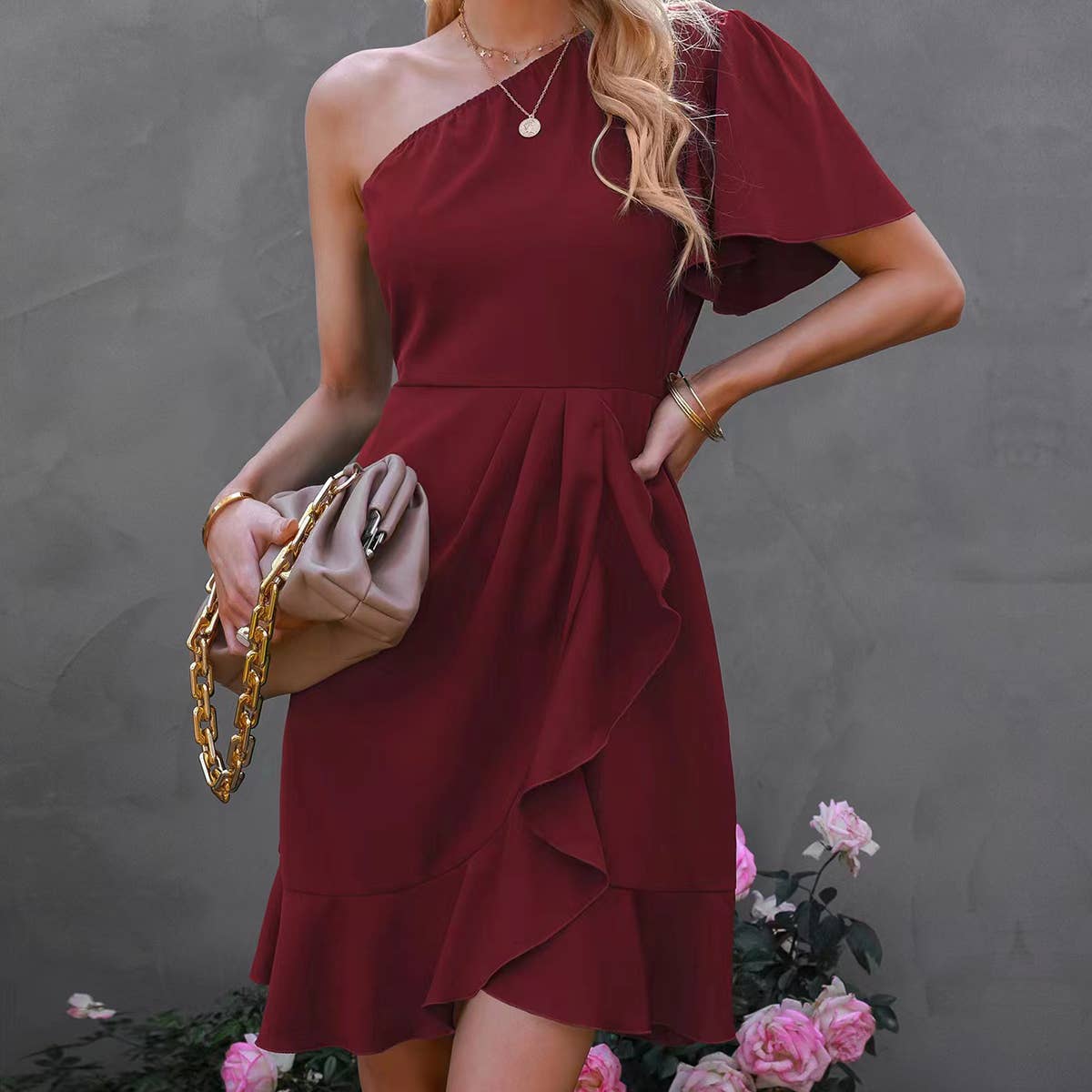 Ruffled dress with sloping shoulders