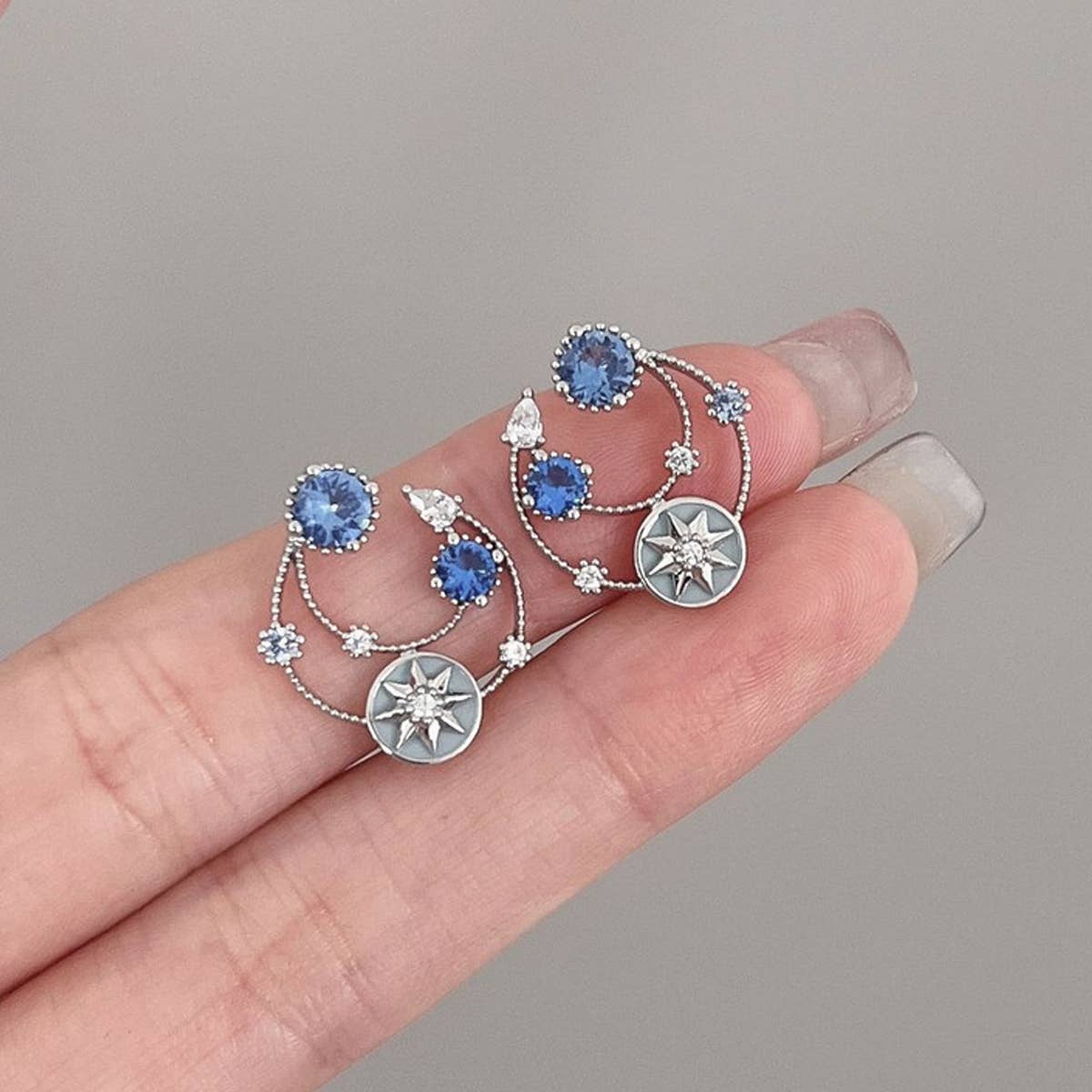 HOLLOW ZIRCON STAR EARRINGS