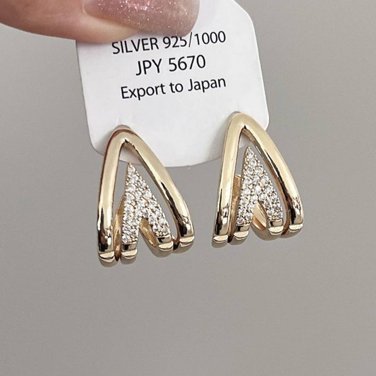 MINIMALIST V-SHAPED EARRINGS