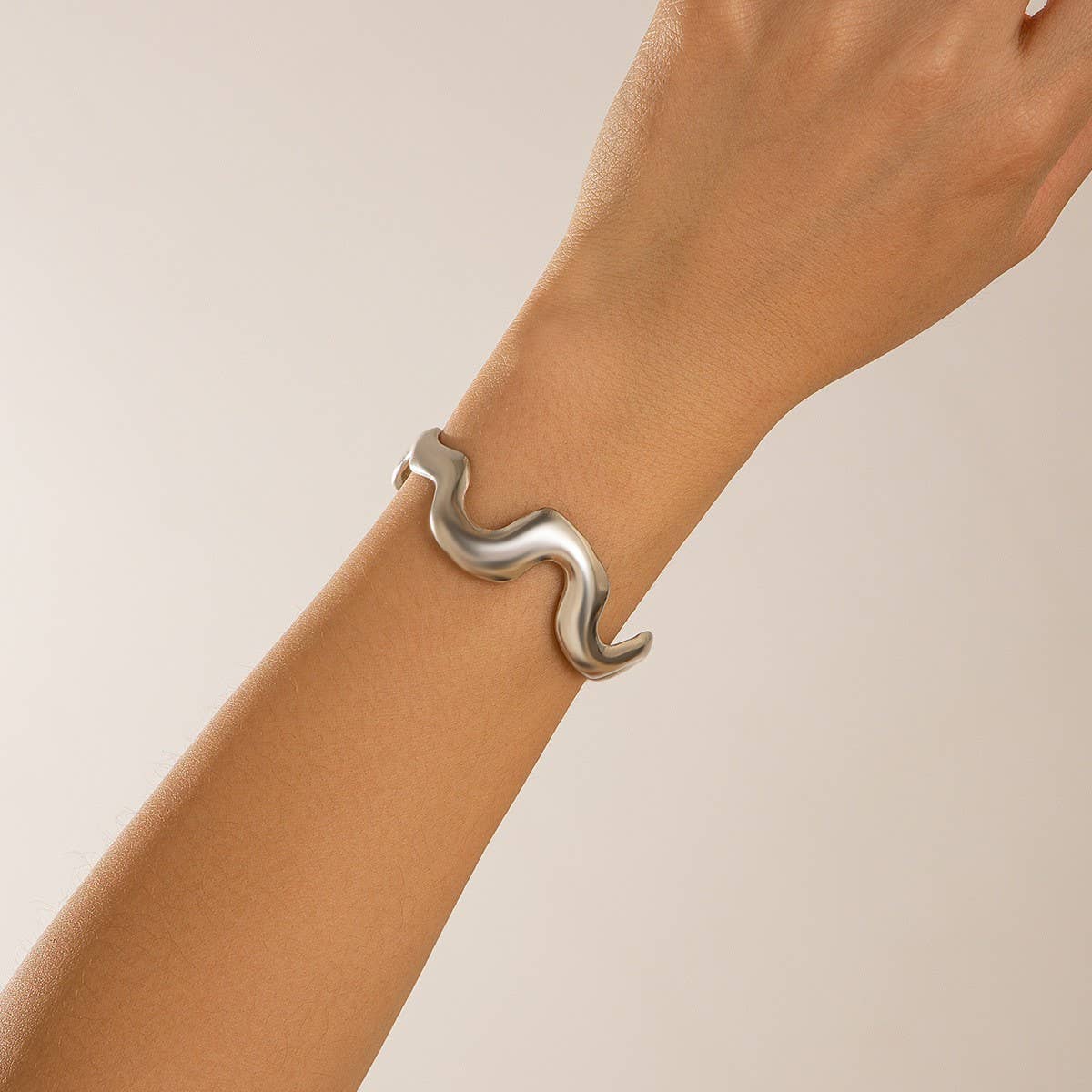 COOL GEOMETRIC TWISTED DESIGN NECKLACE