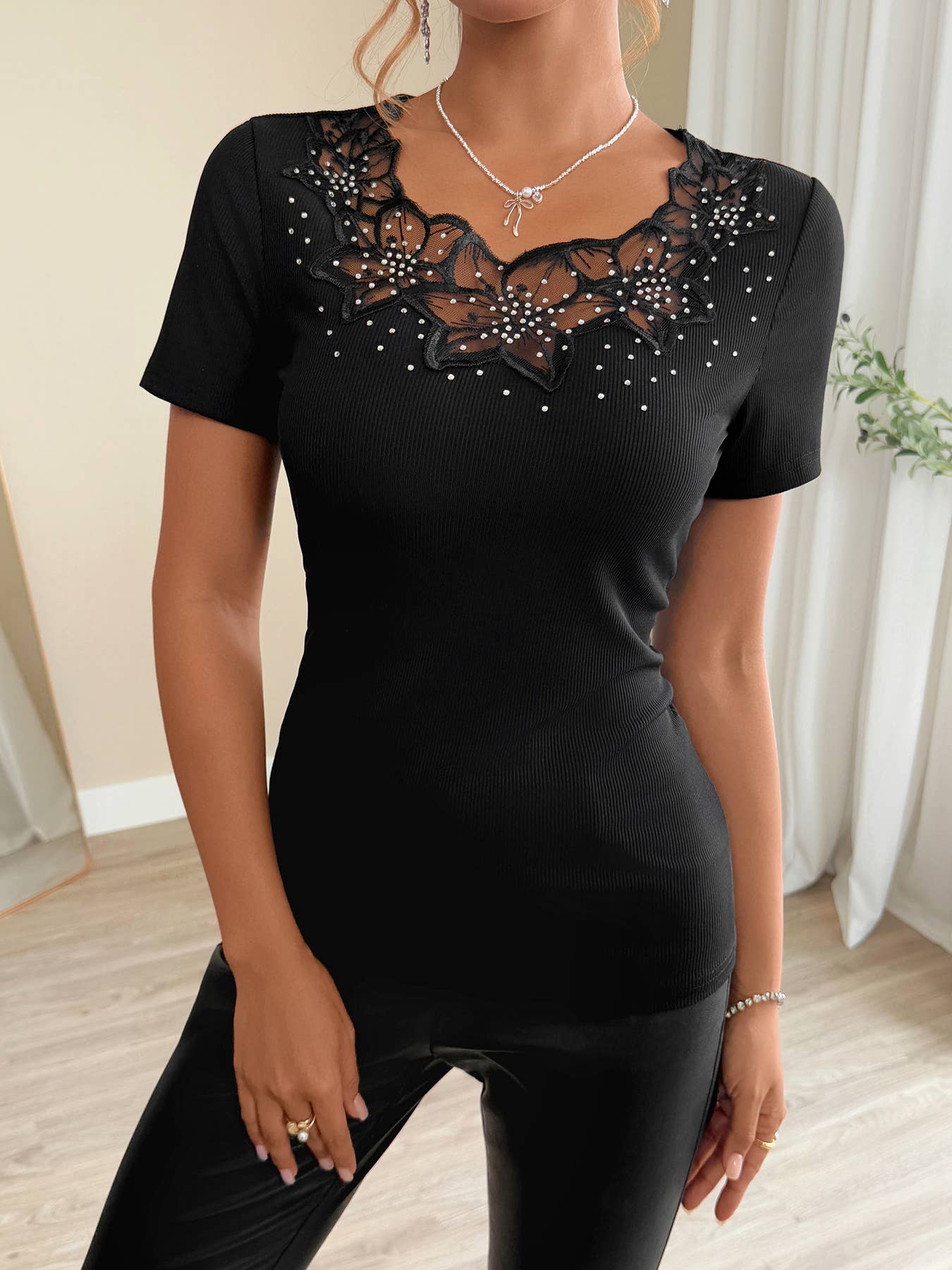 Solid-color rhinestone patch fitted T-shirt