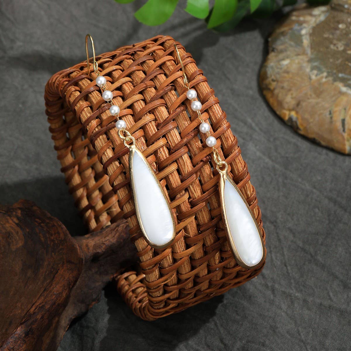 FASHIONABLE TEARDROP-SHAPED SHELL METAL EARRINGS