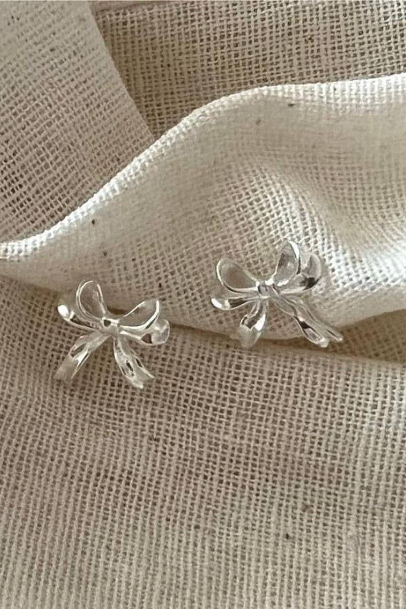 CWAJE1204_SMALL BRASS BOW STUD EARRINGS