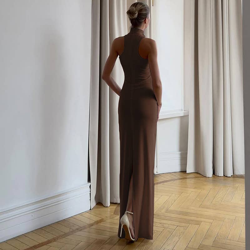 A body-hugging neck-hanging solid-color dress
