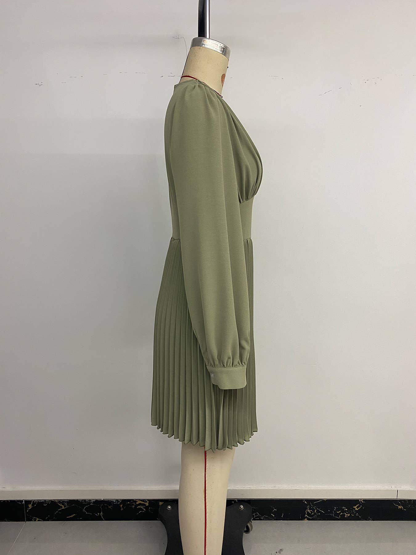 Retro V-neck solid-color pleated elegant dress