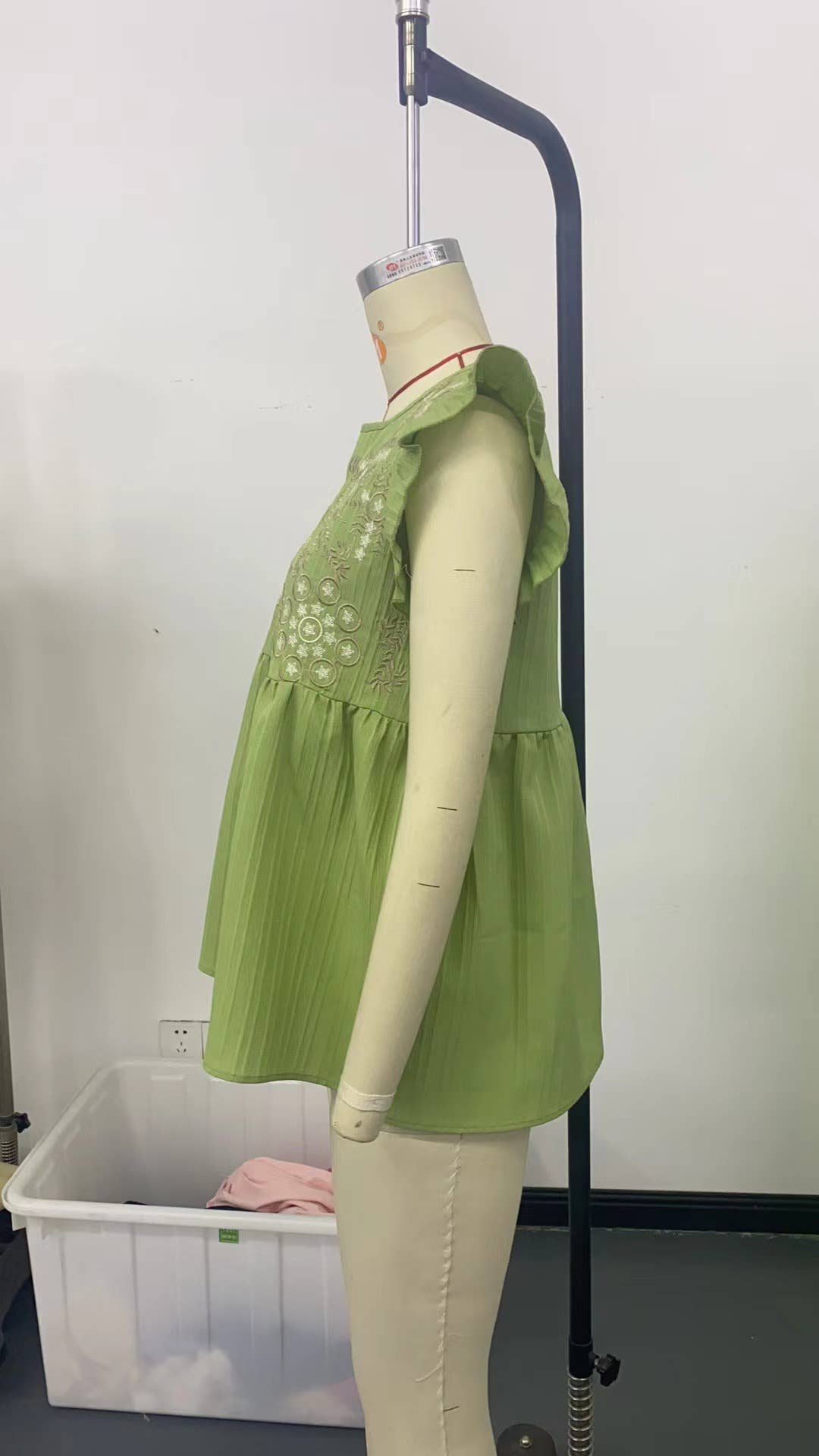 Embroidered fly-sleeved casual short shirt