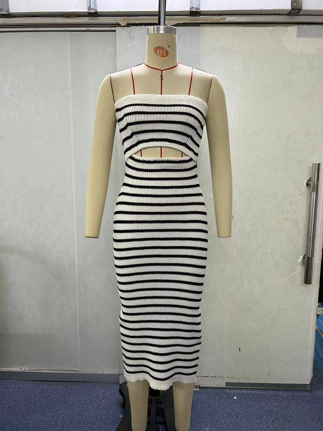 STRAPLESS STRIPED KNIT SLIM-FIT HIP WRAP DRESS