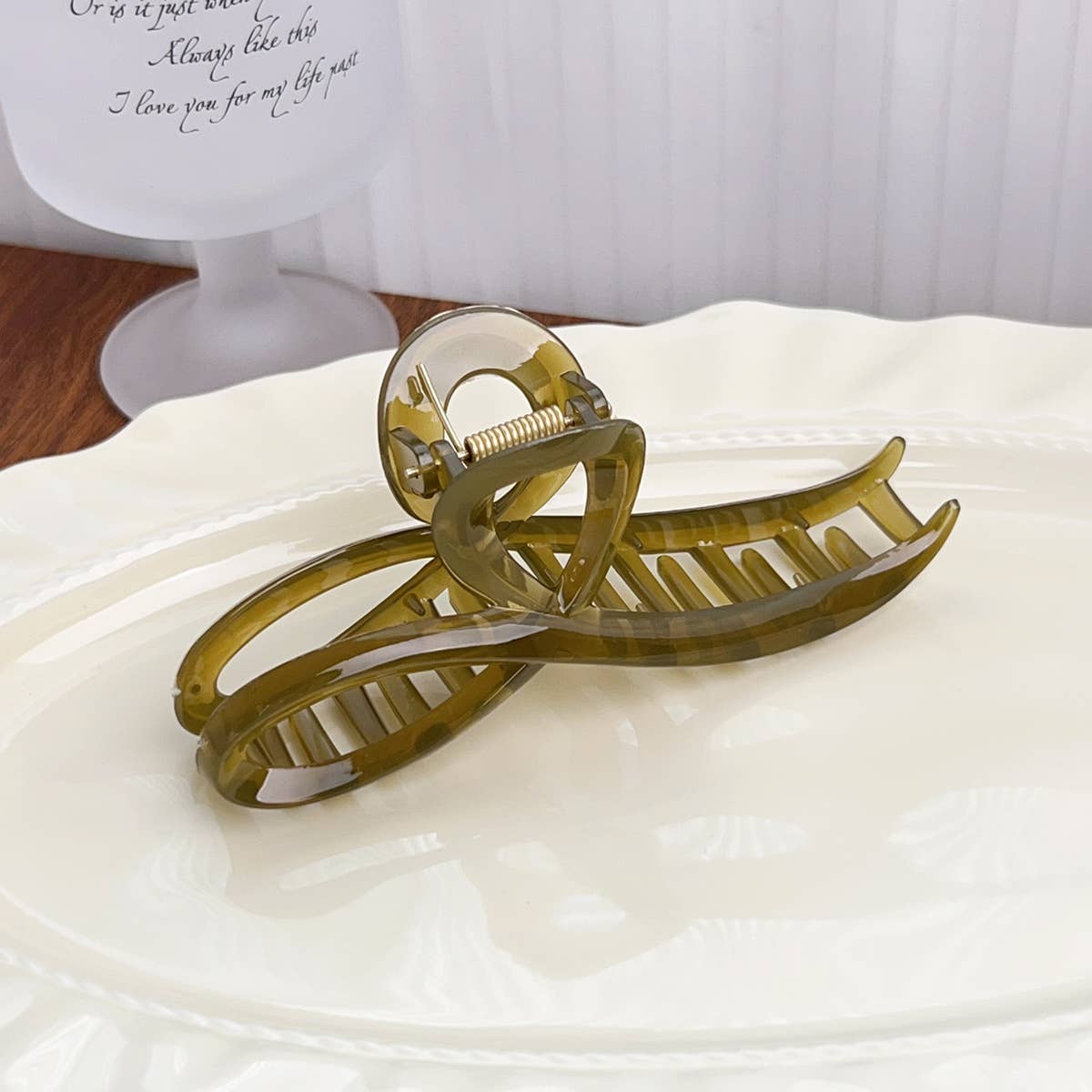 Simple and elegant transparent gripper