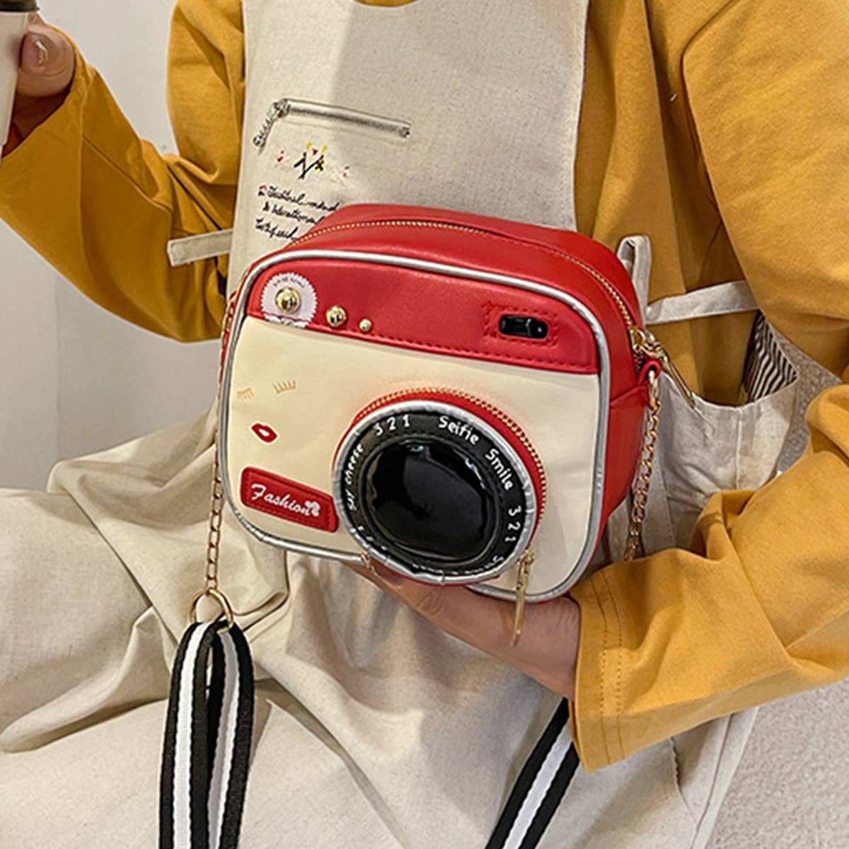 CAMERA-SHAPED SHOULDER BAG_CWAB1001