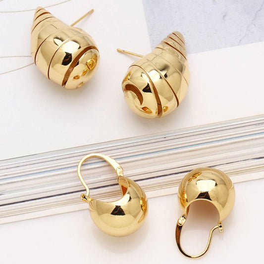 FASHIONABLE GOLD PLATED HOLLOW ROUND EARRINGS