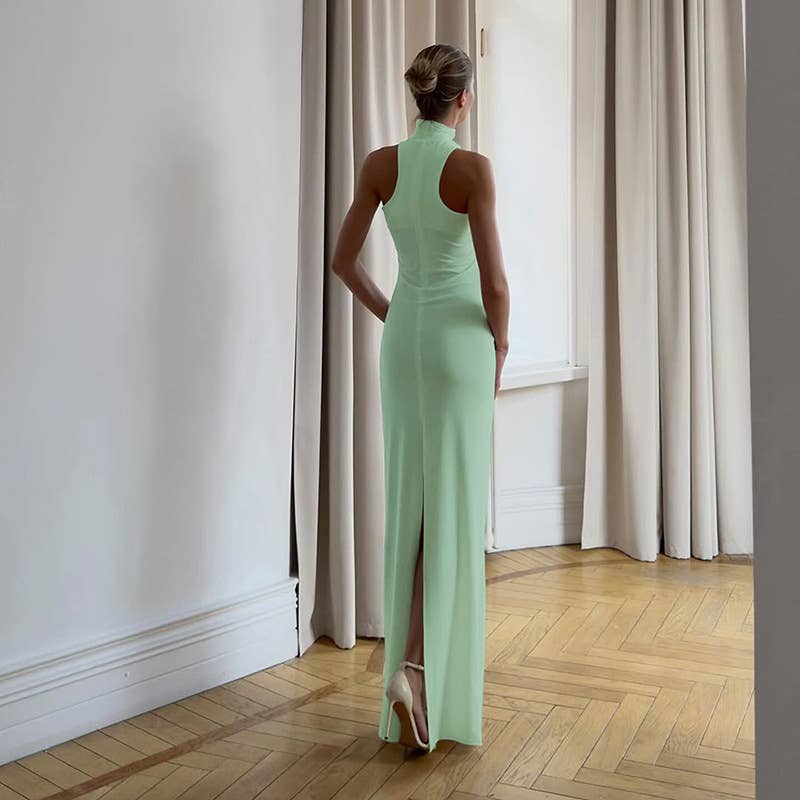 A body-hugging neck-hanging solid-color dress
