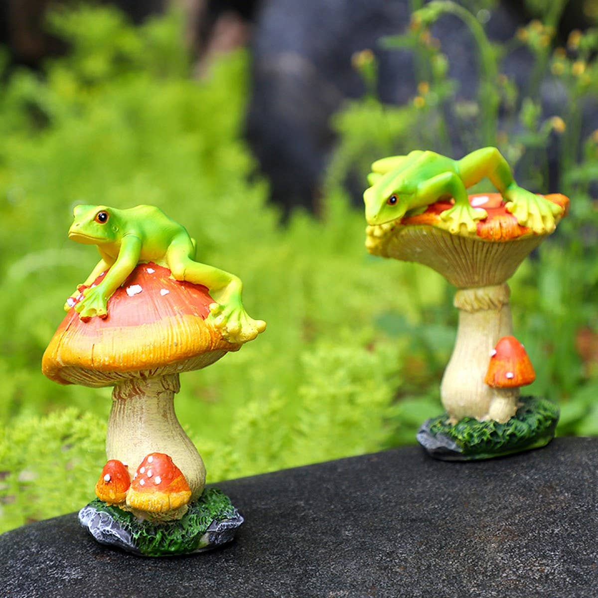 Resin Frog and Mushroom Garden Decor_CWAJE5292