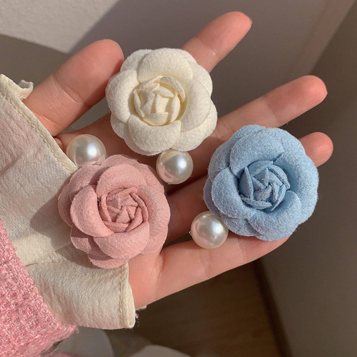 PEARL THREE-DIMENSIONAL CAMELLIA HAIR CLIP_CWAHA0947