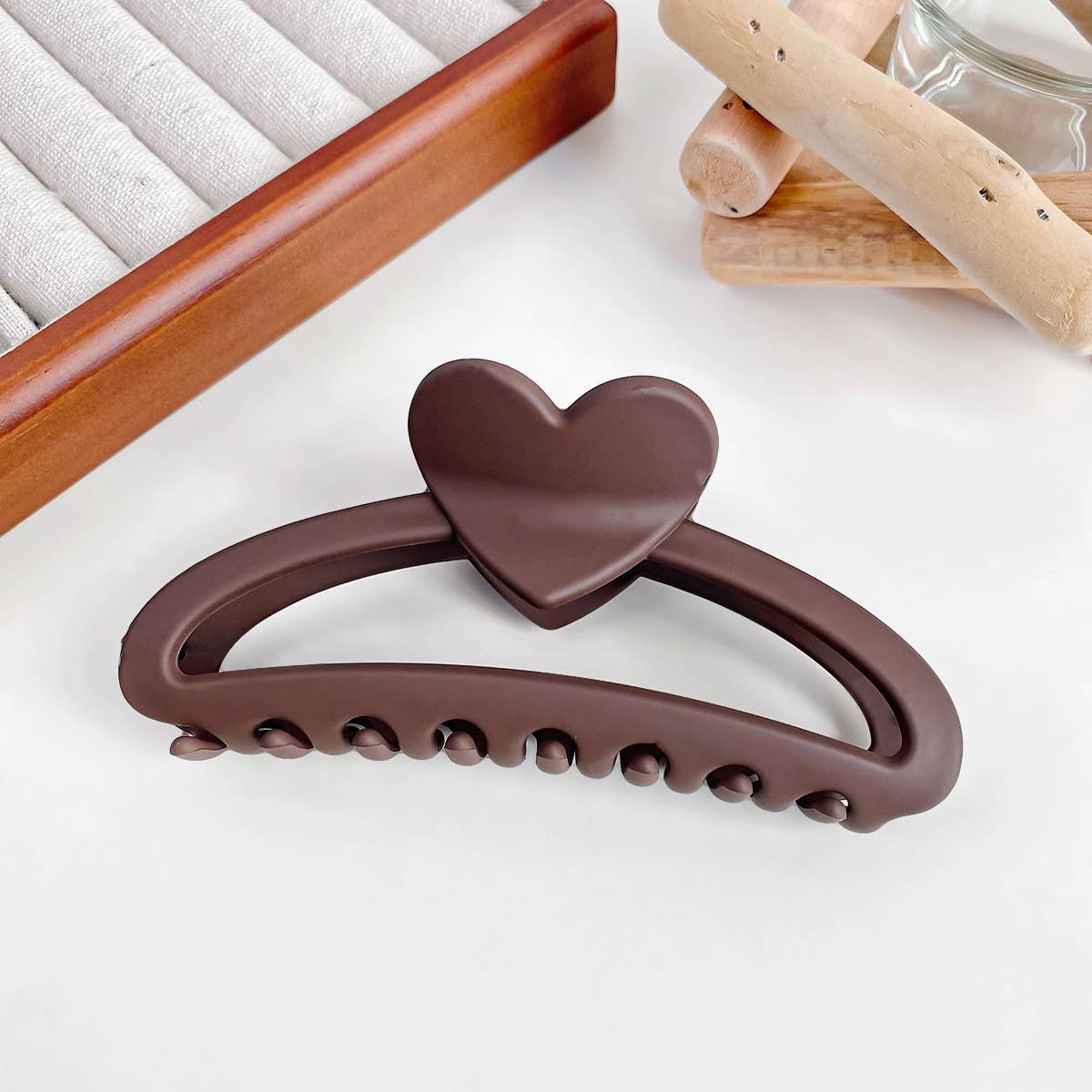 Versatile fashionable hollowed-out grab clip