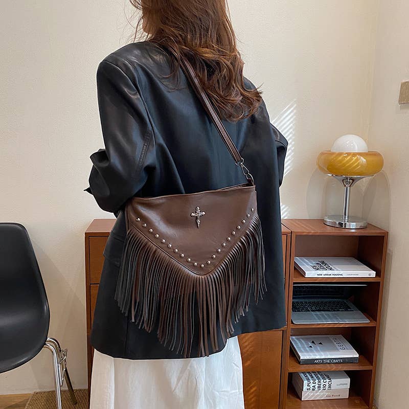 Rivet trendy and versatile crossbody underarm bag