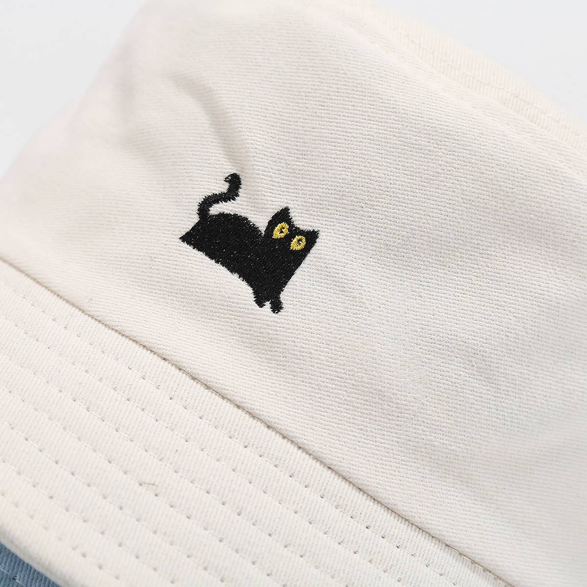 MACAROON-COLORED BLACK CAT EMBROIDERED BUCKET HAT_CWAH1631