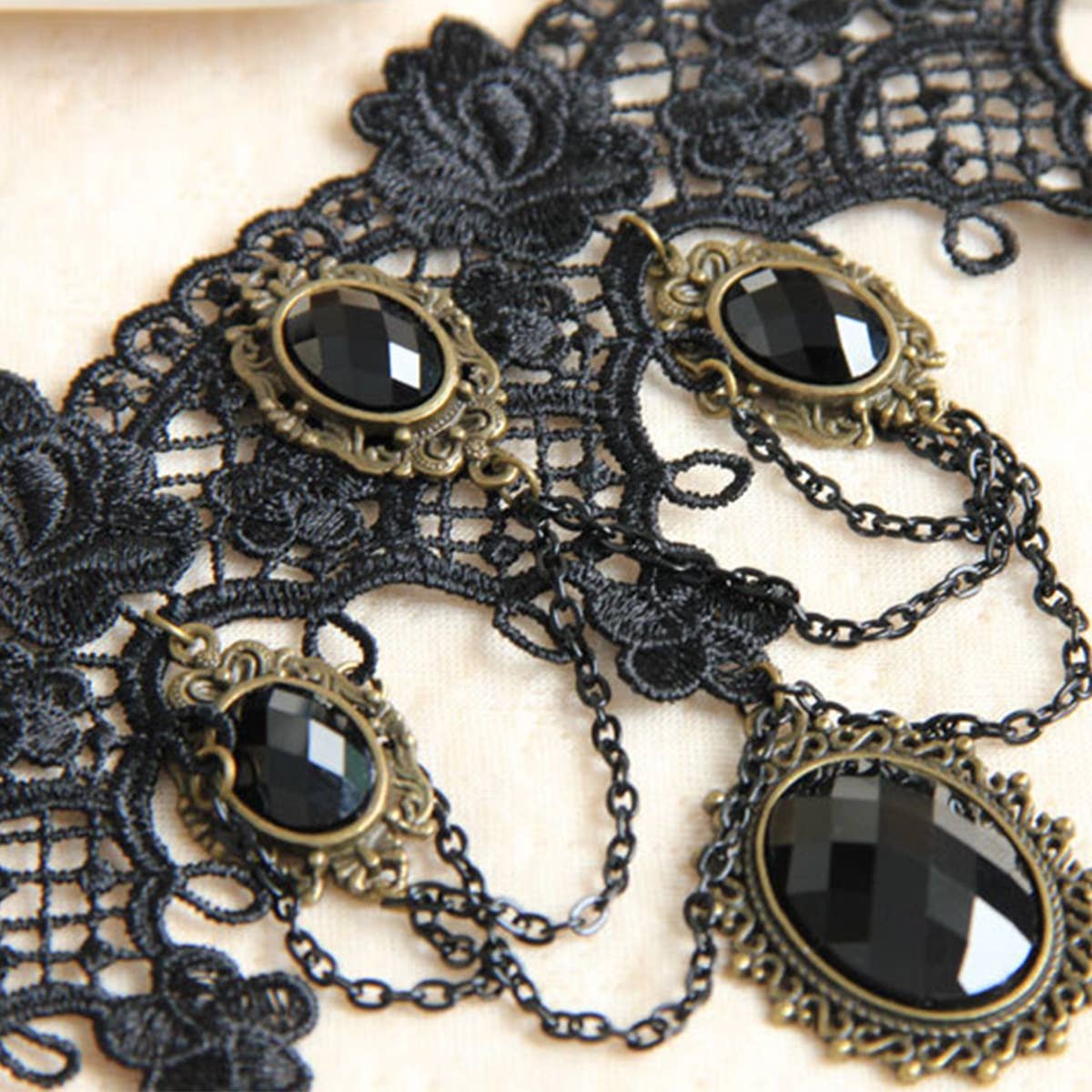 HALLOWEEN RETRO FLOWER CRYSTAL LACE SHORT NECKLACE