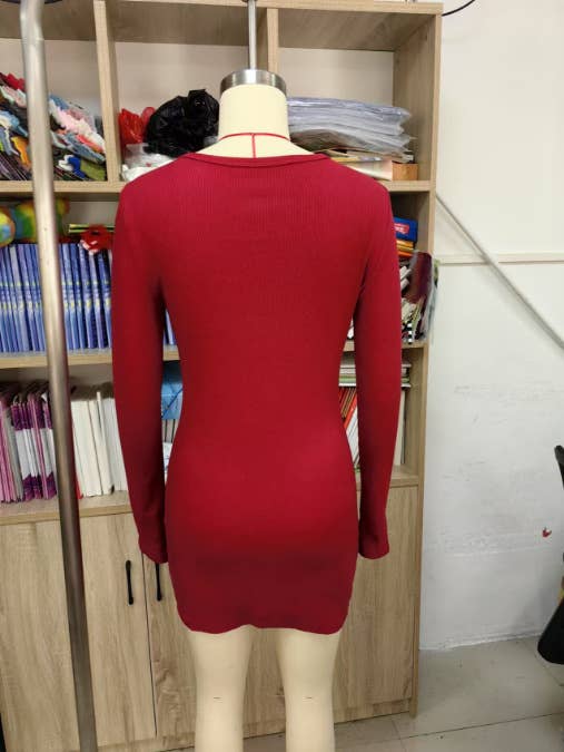 Solid-color single-breasted figure-hugging dress