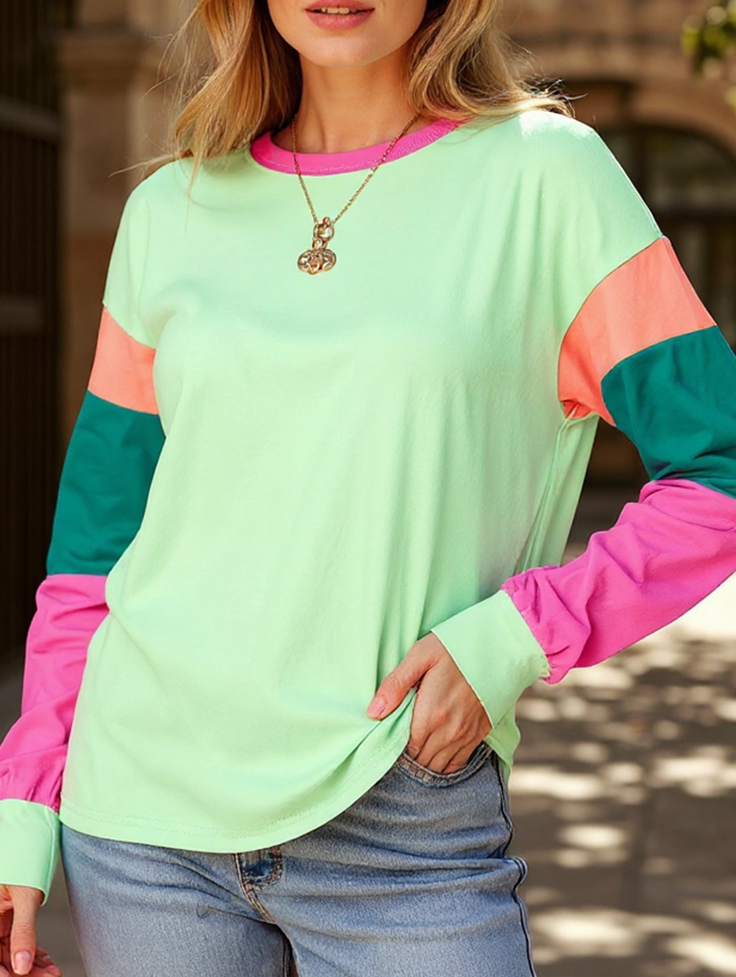 Long-sleeved pullover with a round neck