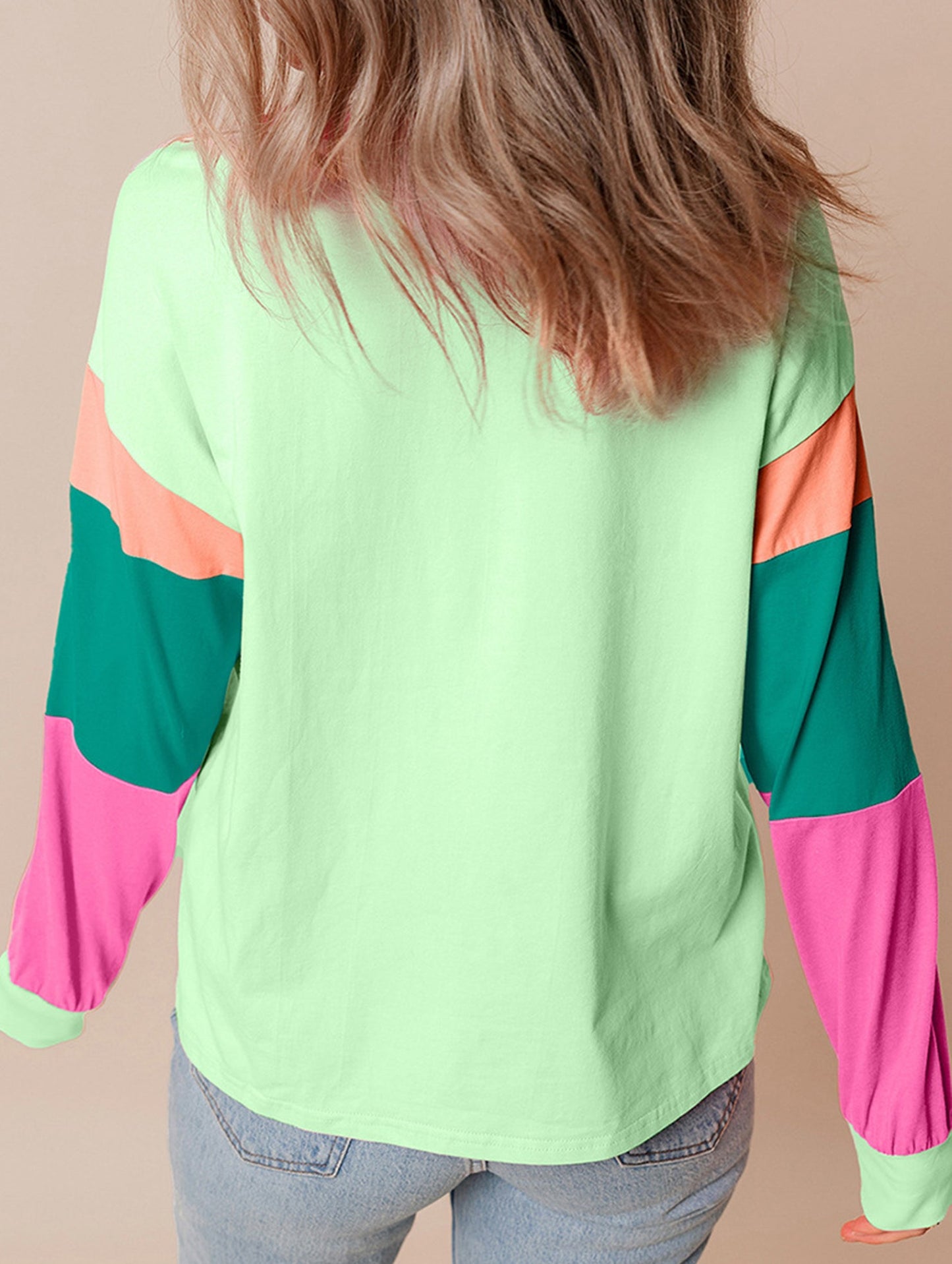 Long-sleeved pullover with a round neck