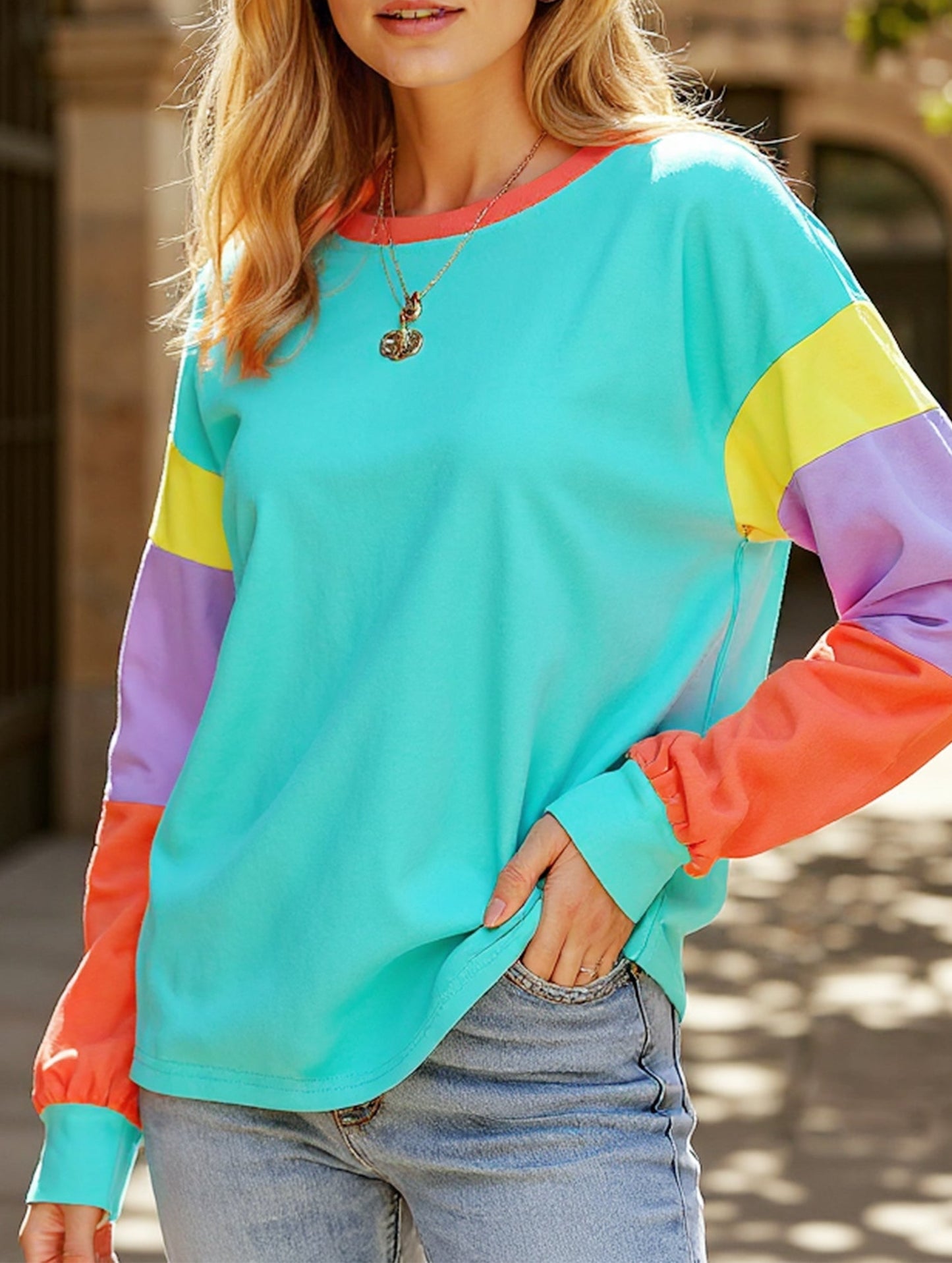 Long-sleeved pullover with a round neck