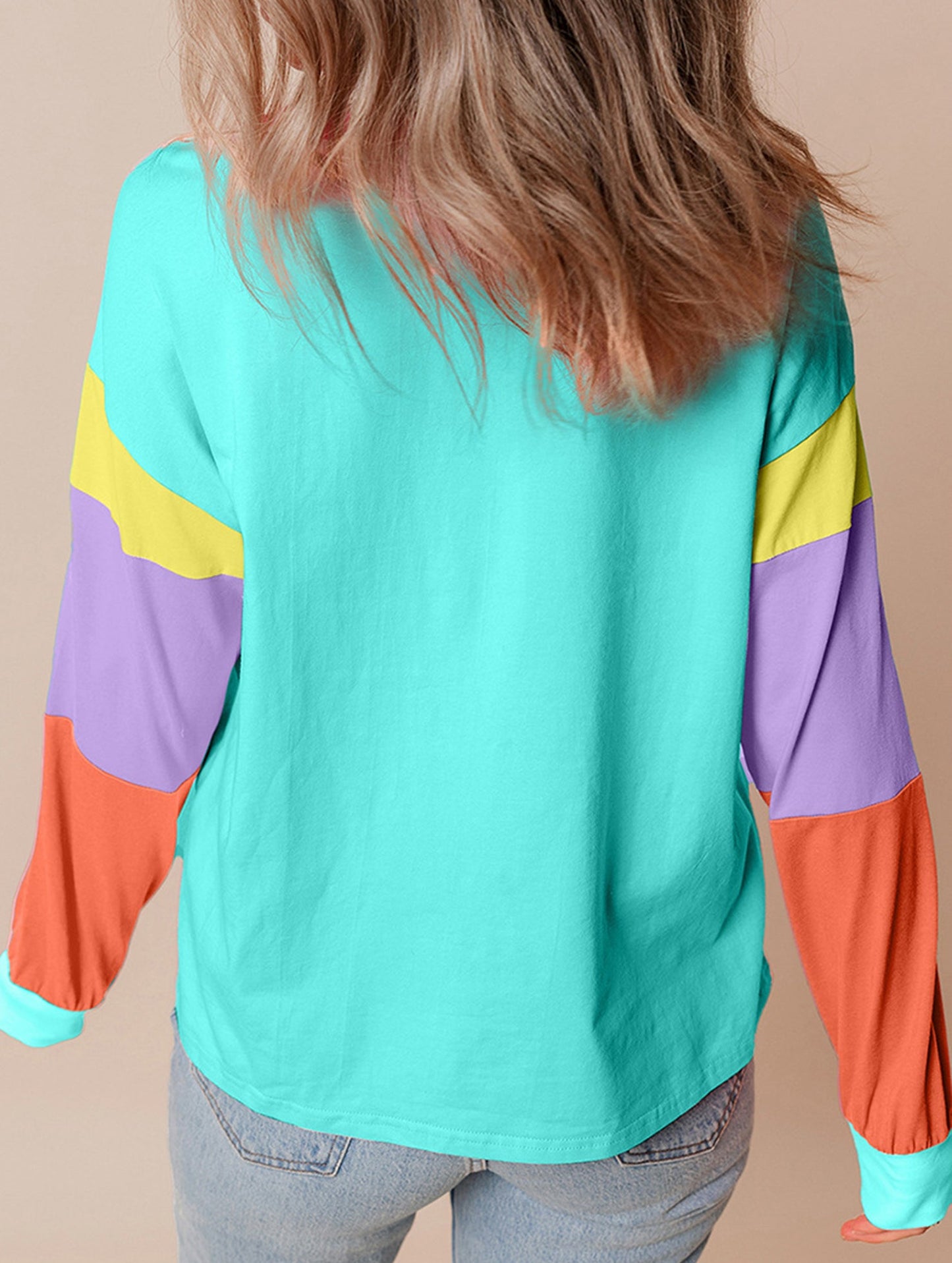 Long-sleeved pullover with a round neck