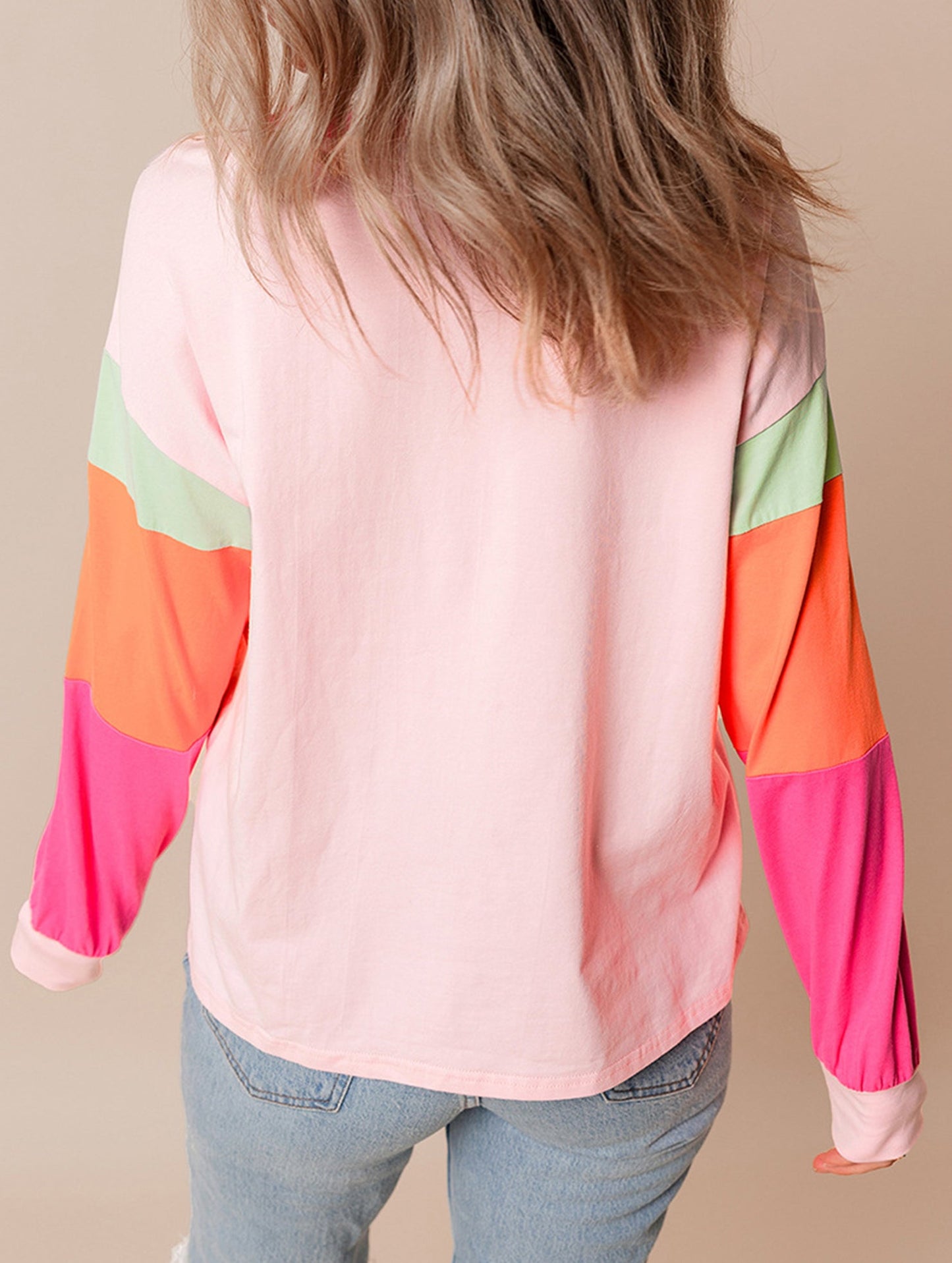 Long-sleeved pullover with a round neck