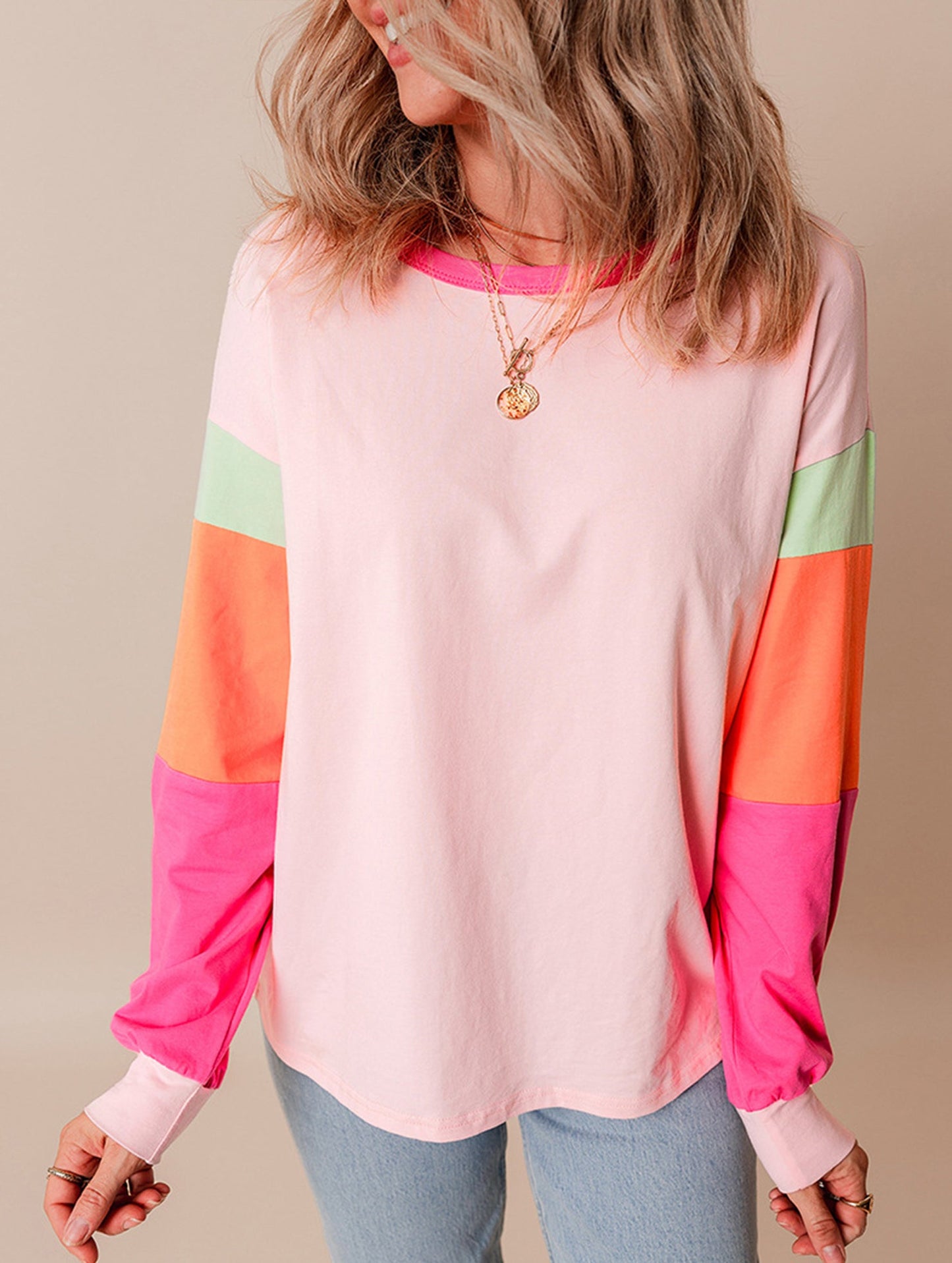 Long-sleeved pullover with a round neck
