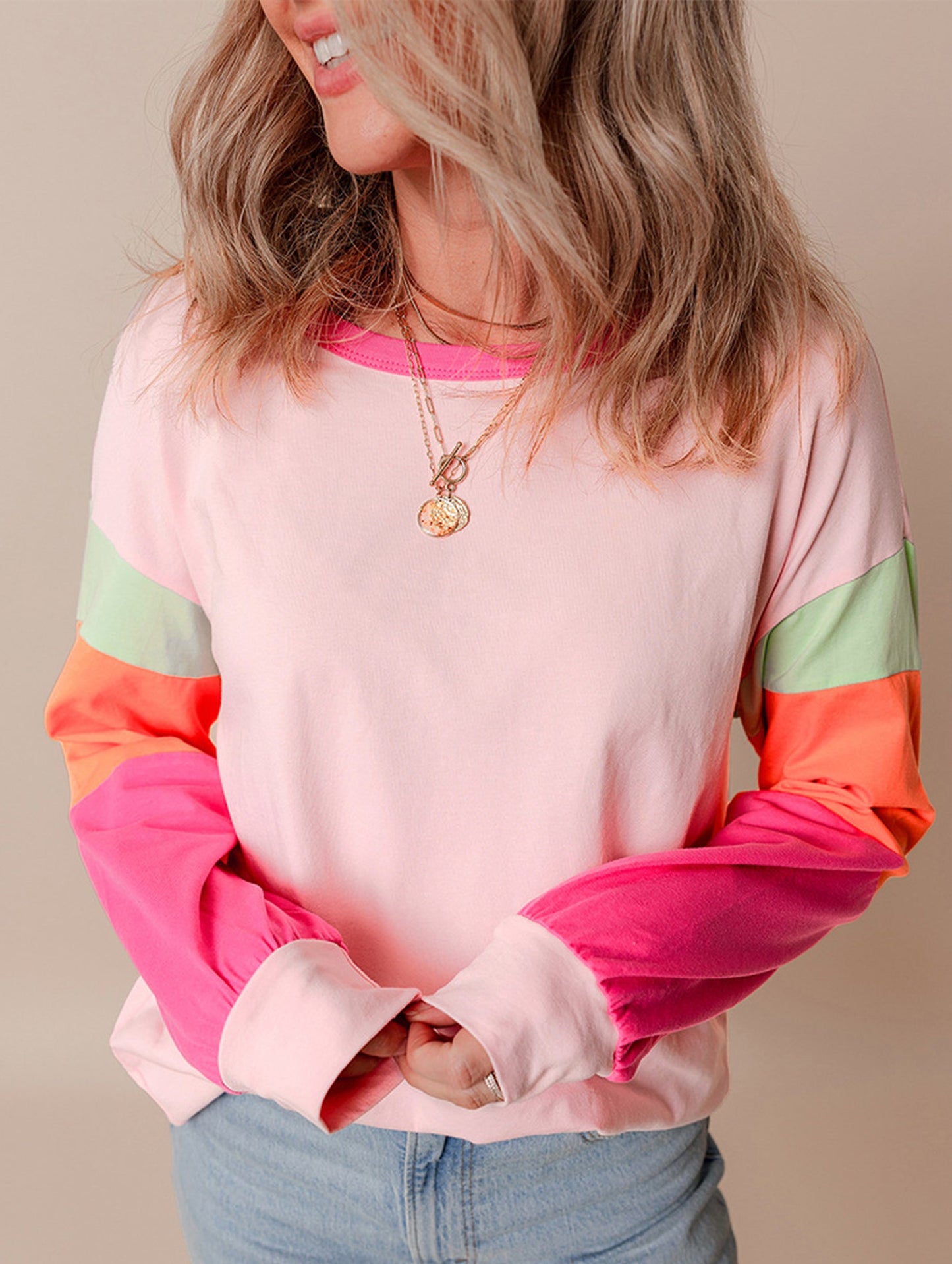 Long-sleeved pullover with a round neck