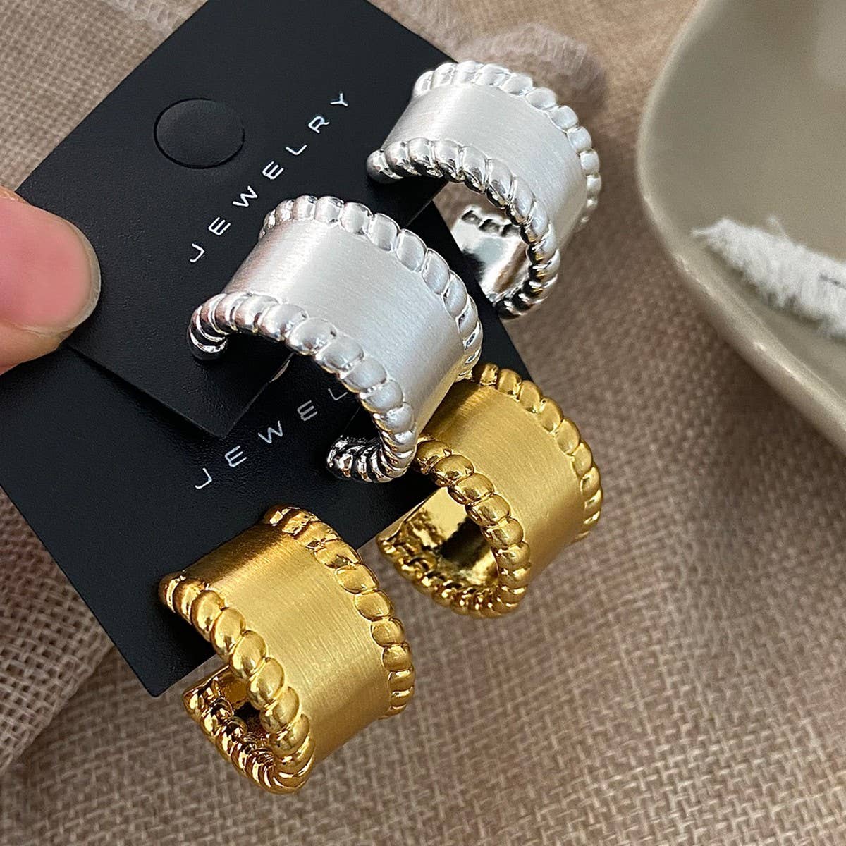 TEMPERAMENTAL AND FASHIONABLE SEMI-ARC EARRINGS