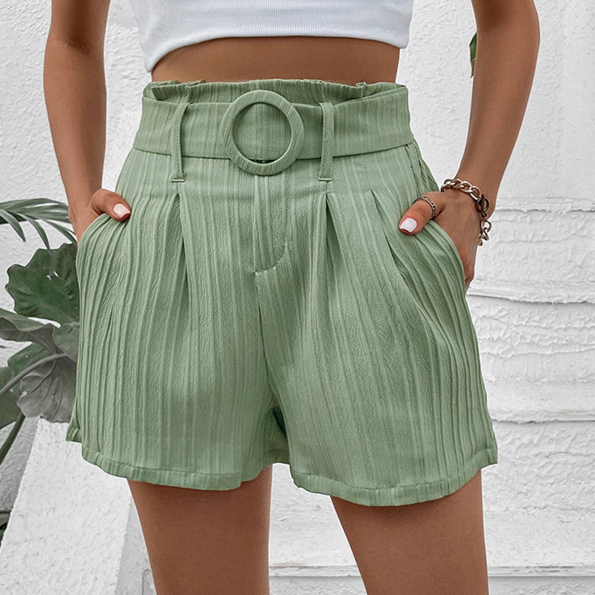 Solid color pleated shorts with belt