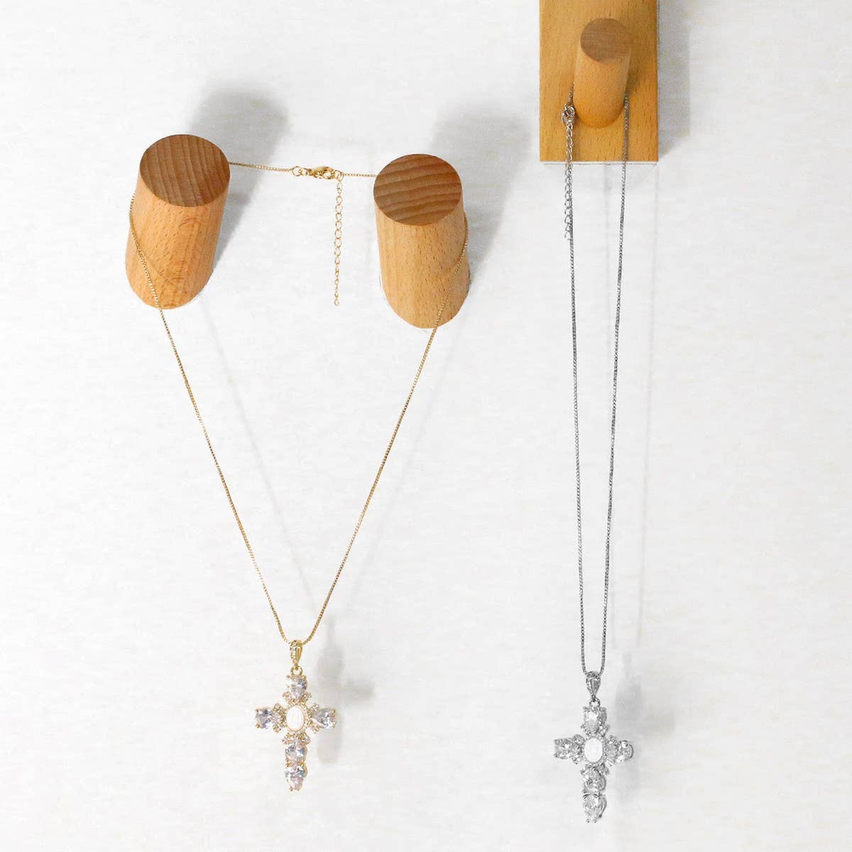 VINTAGE VIRGIN MARY CROSS PENDANT NECKLACE