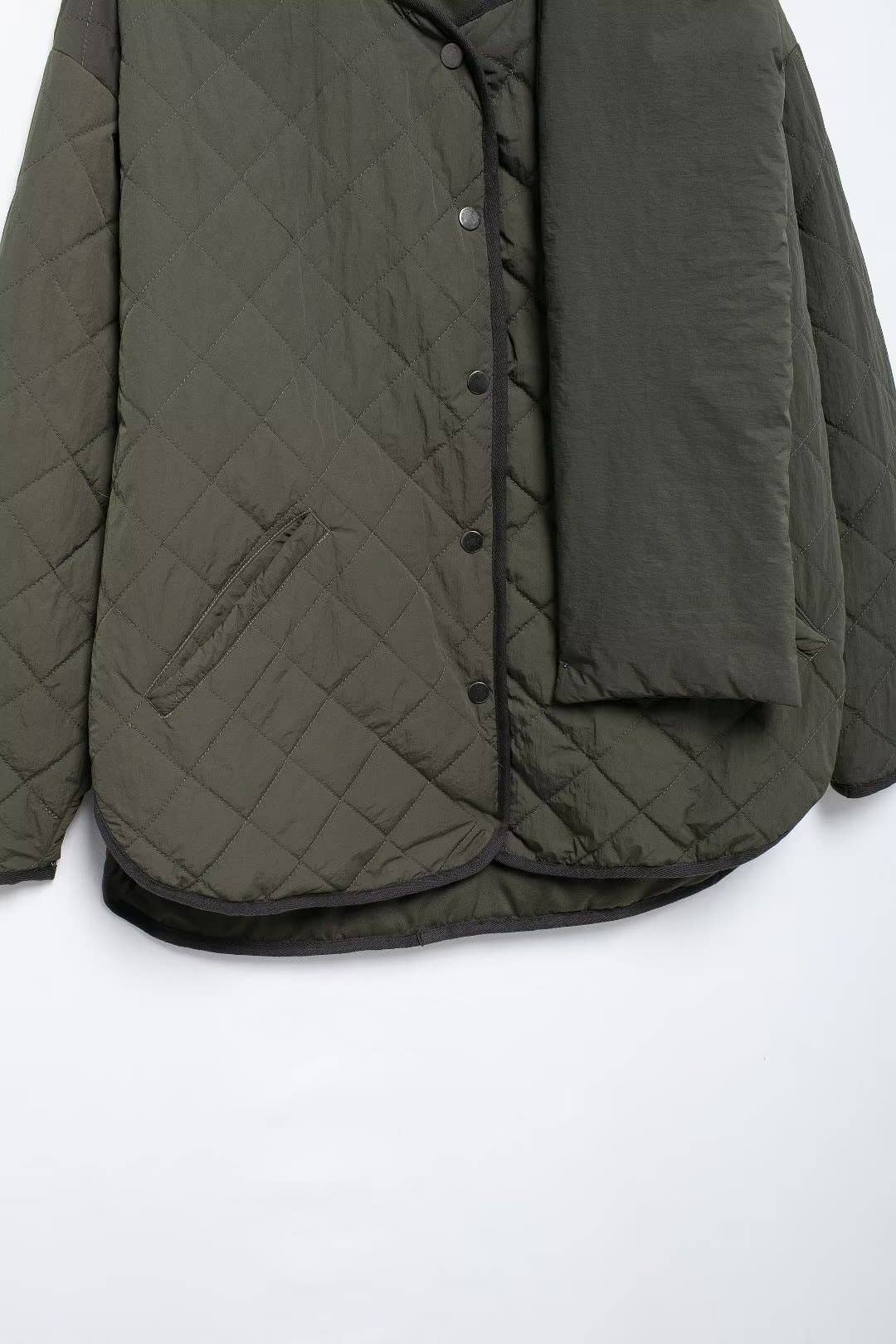 WEAR A SCARF AND COTTON SUIT IN A SOLID COLOR