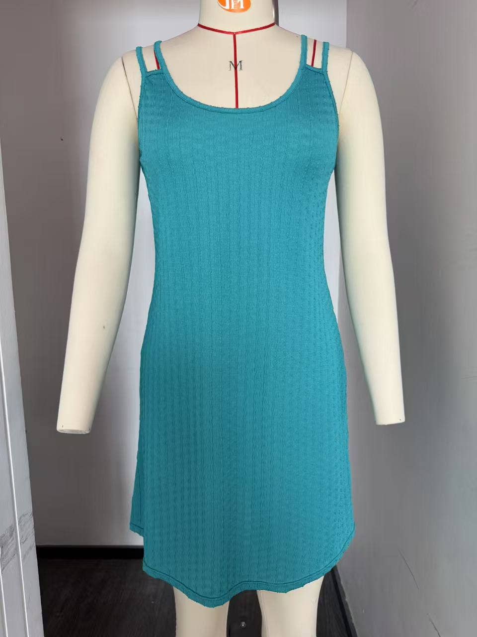 Solid color sleeveless dress with round neck