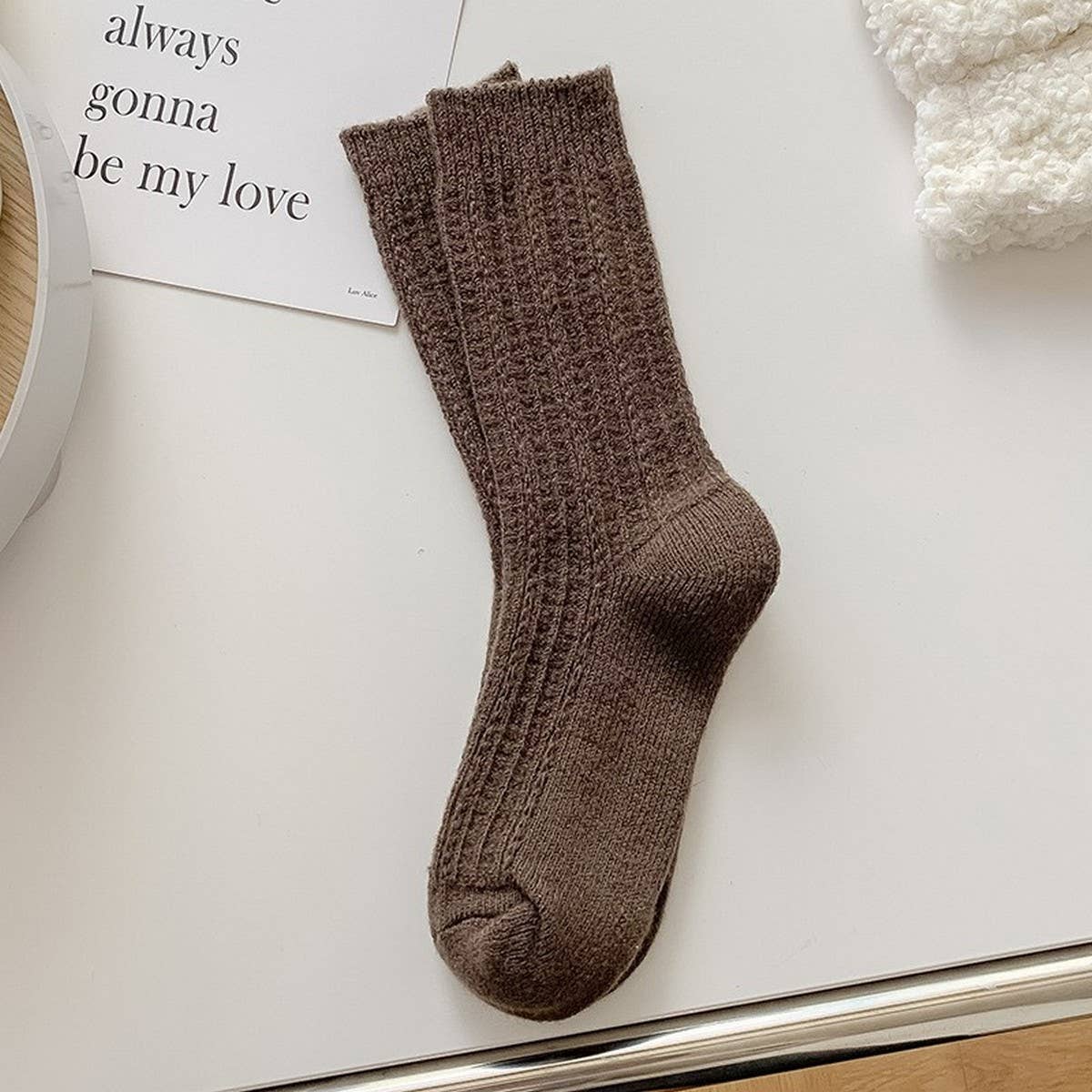 SIMPLE AND VERSATILE FASHIONABLE MID-CALF SOCKS