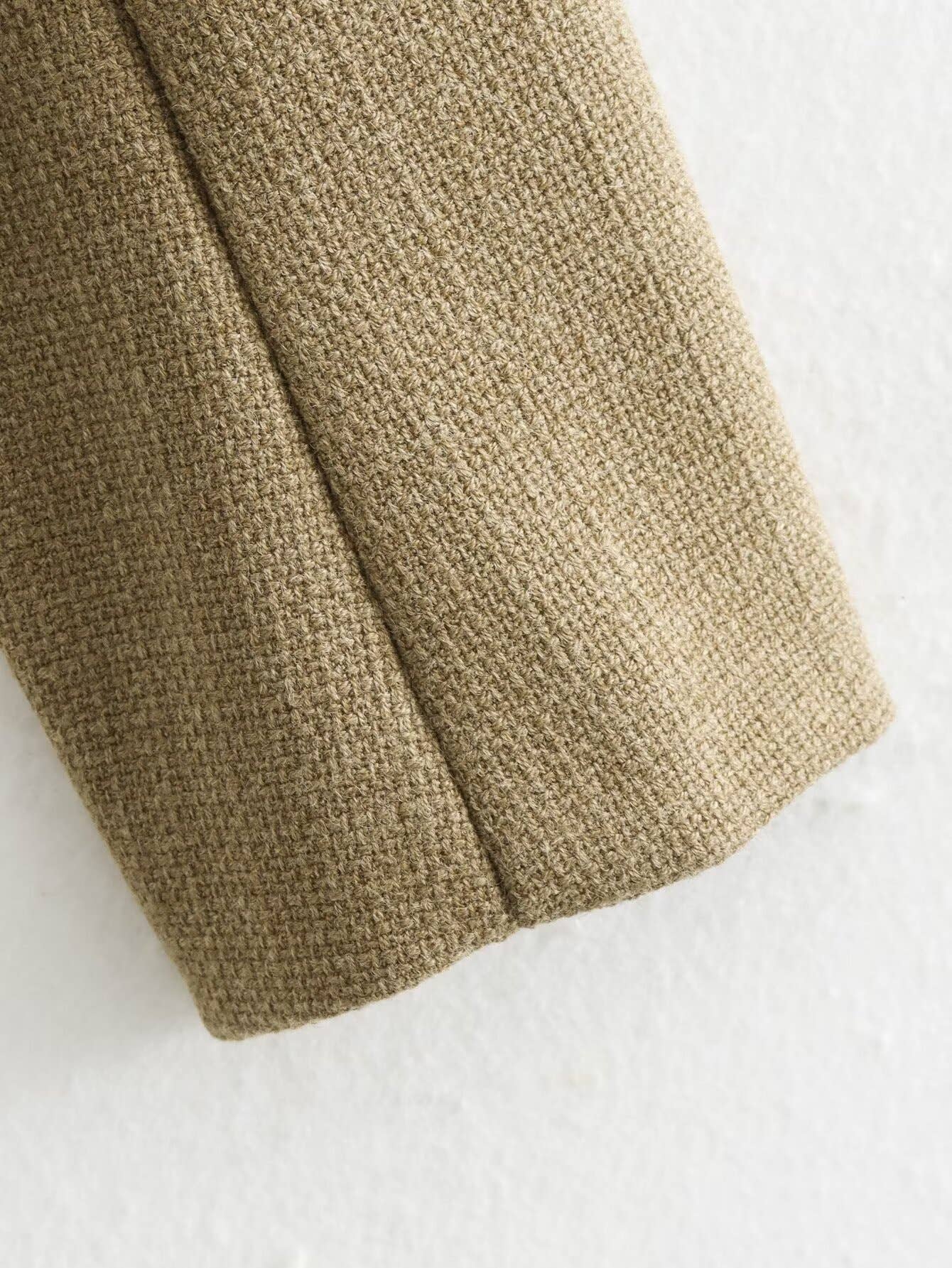 Round neck, loose golden buttons Short jacket