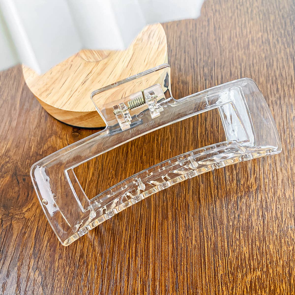 Arc-shaped semi-circular transparent gripper