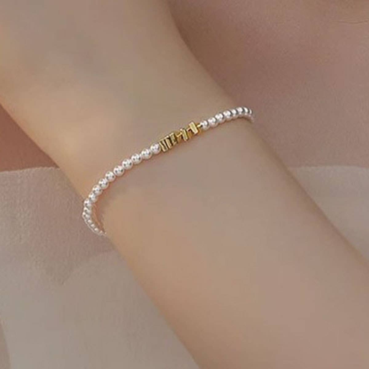 Freshwater pearl bracelet made of broken silver