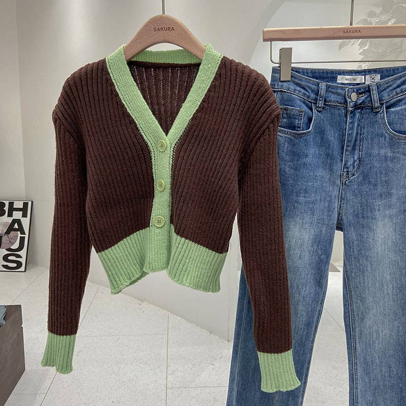 V-neck button knit cardigan color contrast short