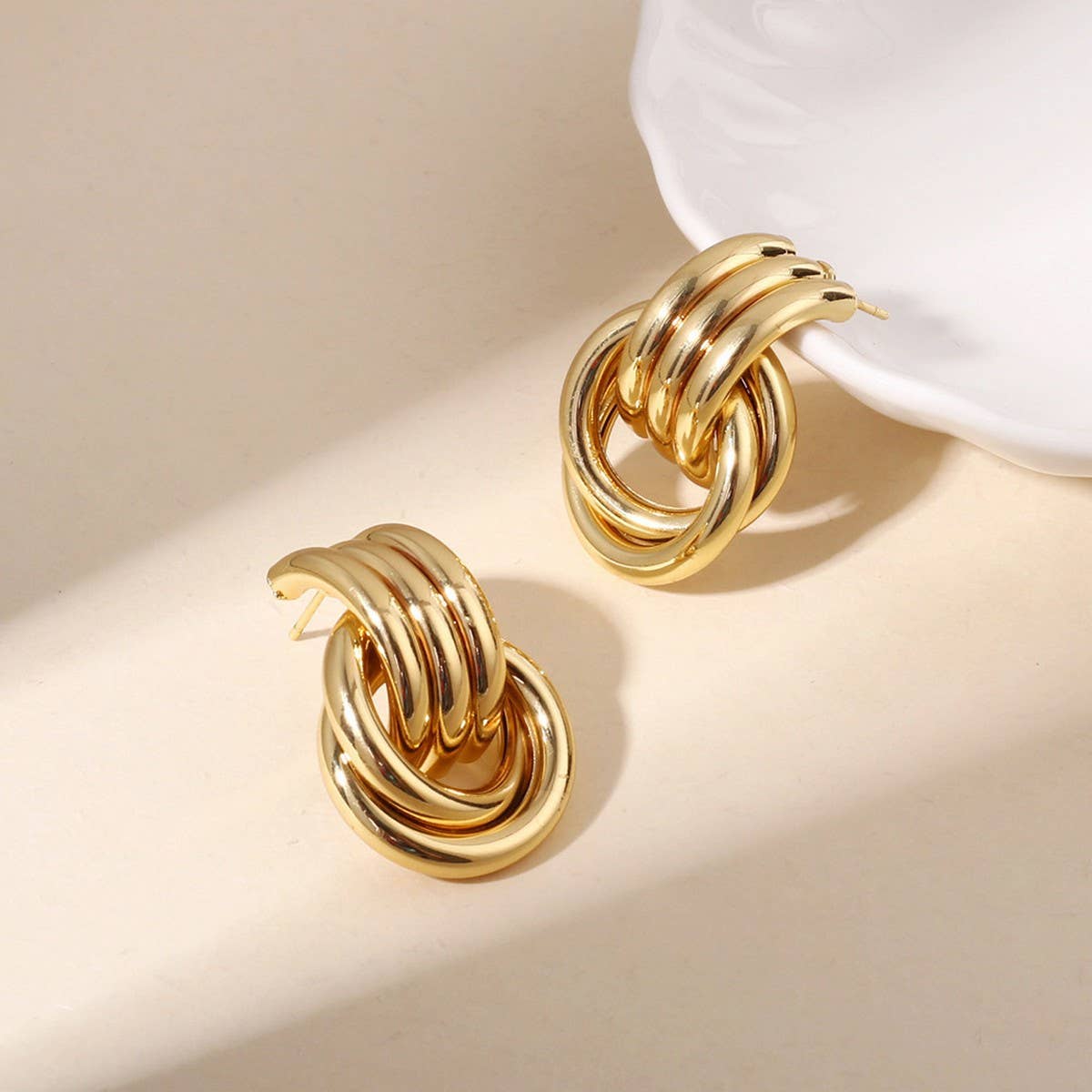 WOMEN'S VERSATILE METAL ELEGANT HOOP EARRINGS