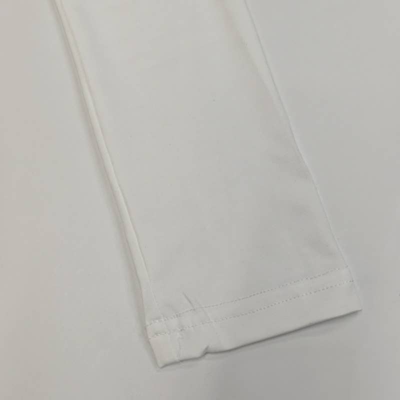 Solid-color pleated short dress wraps the hips